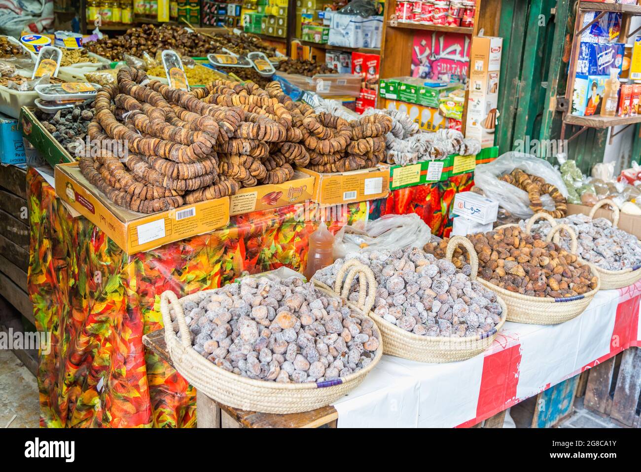 TETOUAN, Marocco - 18 febbraio 2018: Cibo tradizionale nella strada del mercato della vecchia medina vicino a Bab Jiafin a TETOUAN, Marocco Foto Stock