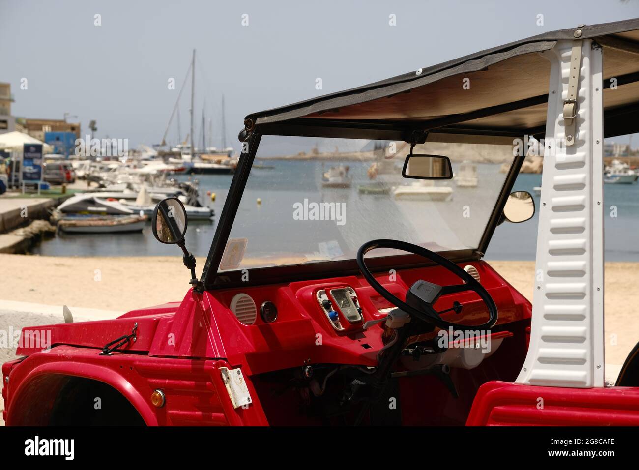 Citroen Mehari, nell'isola di Lampedusa in Italia, il 2021.il Citroën Méhari è un veicolo leggero utilitario e ricreativo. Foto Stock