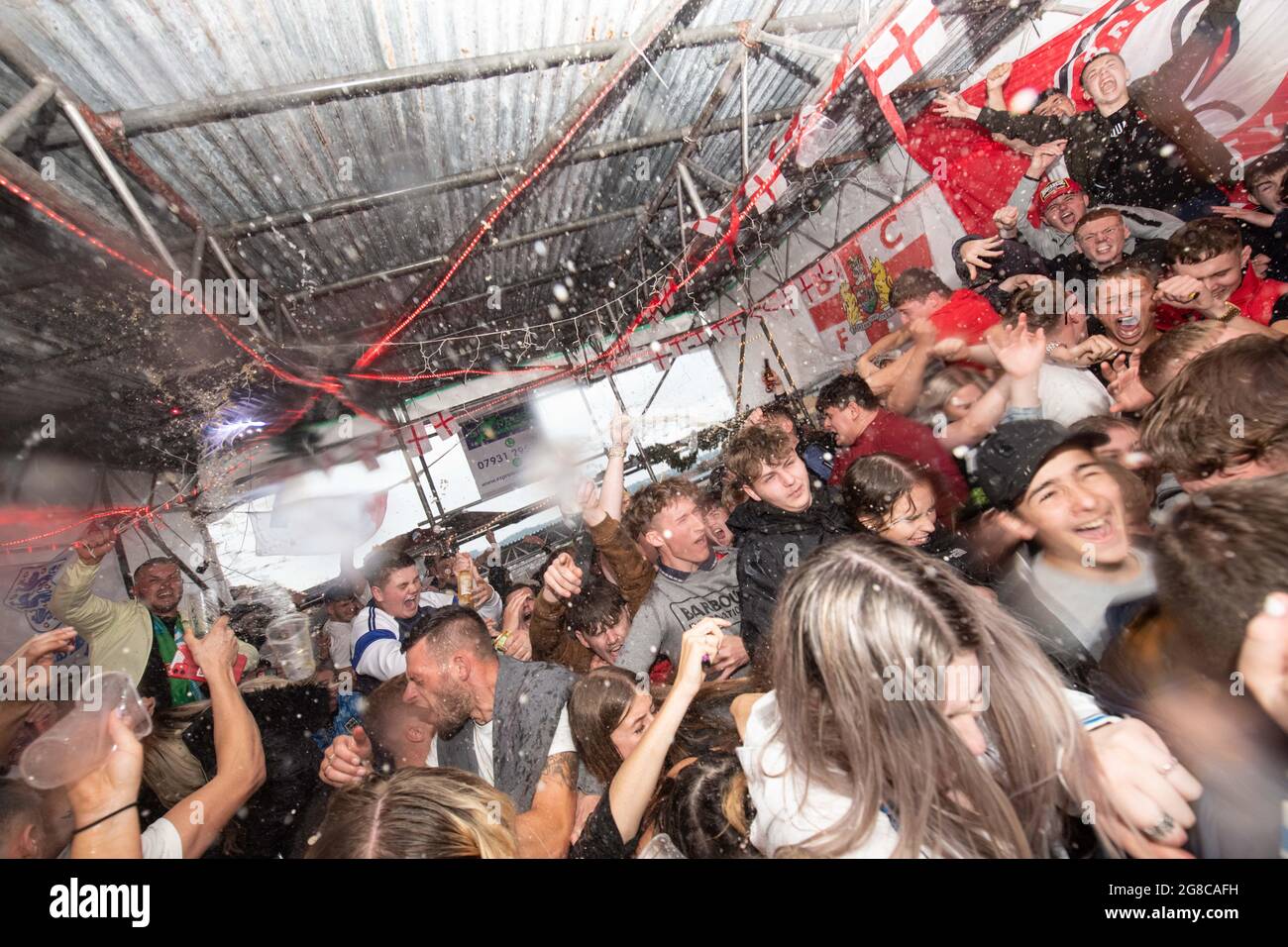 Three Lions pub, Bristol, Regno Unito. 11 Luglio 2021. I fan del "pub patriottico" di Bristol - i tre Lions - si scatenano dopo il punteggio inglese Foto Stock