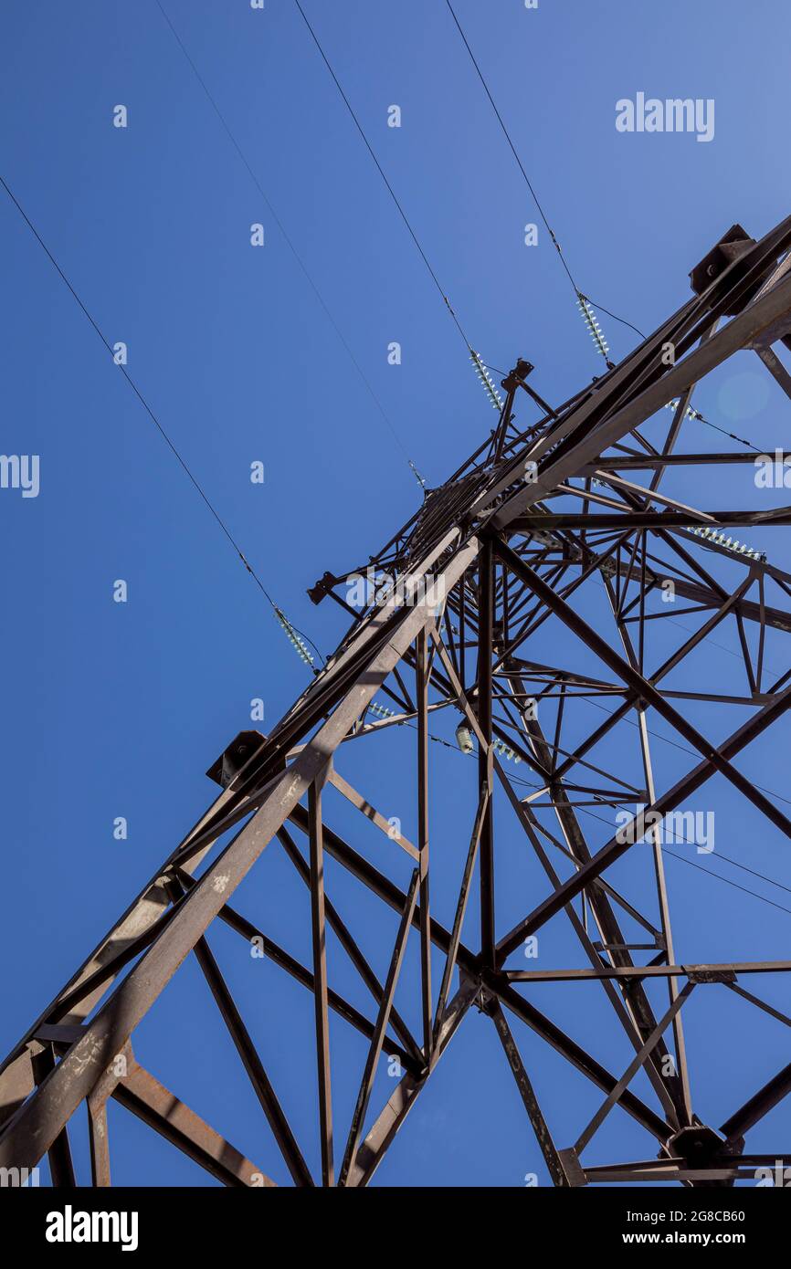 La linea elettrica si tower contro il cielo blu. Ampio angolo di visualizzazione sul supporto della linea elettrica. Foto Stock