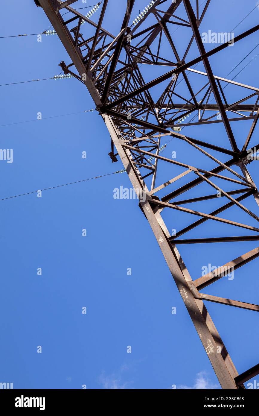 La linea elettrica si tower contro il cielo blu. Ampio angolo di visualizzazione sul supporto della linea elettrica. Foto Stock