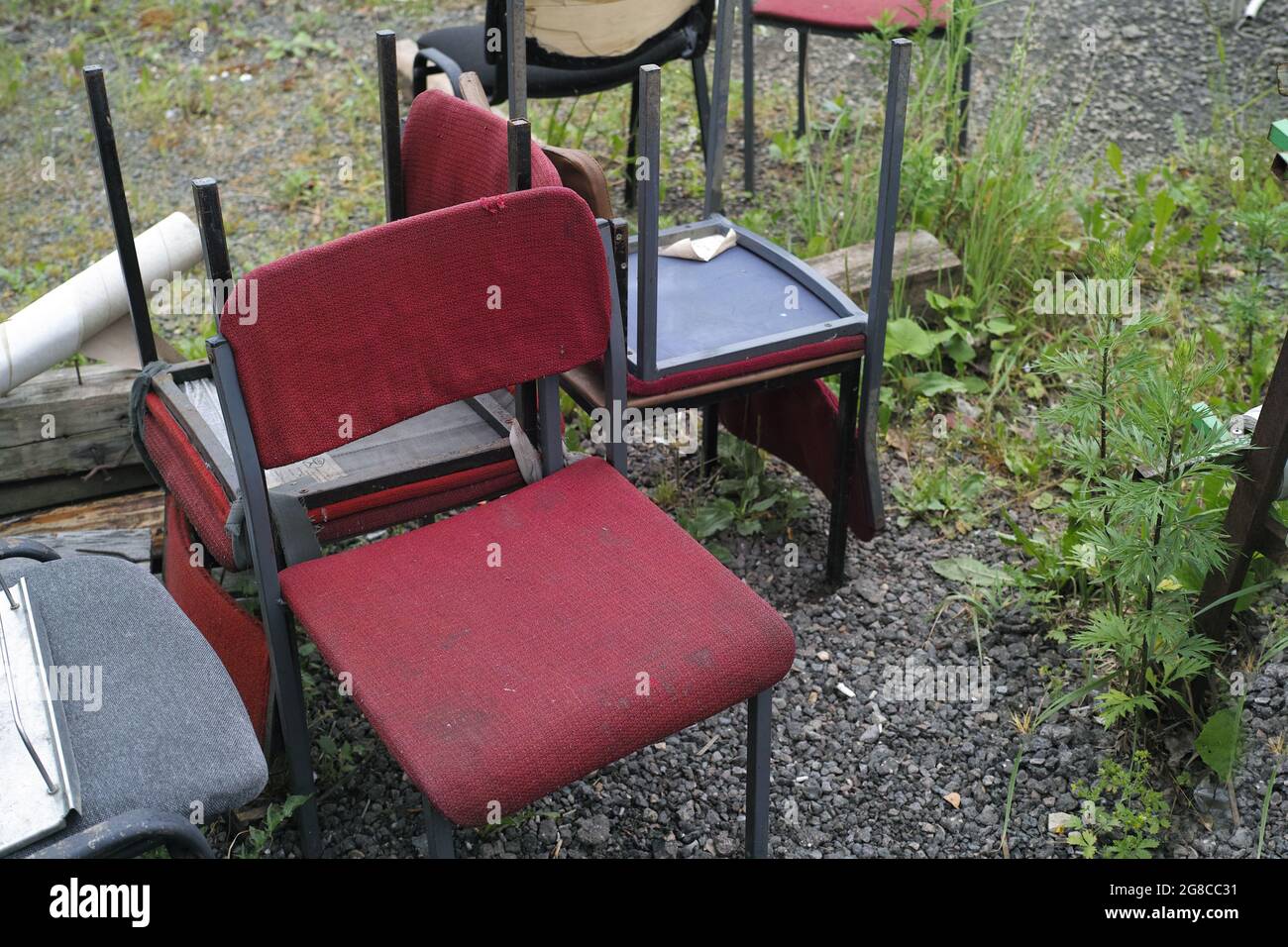 Raccolta di vecchie sedie da ufficio scartate, shot all'aperto senza persone Foto Stock