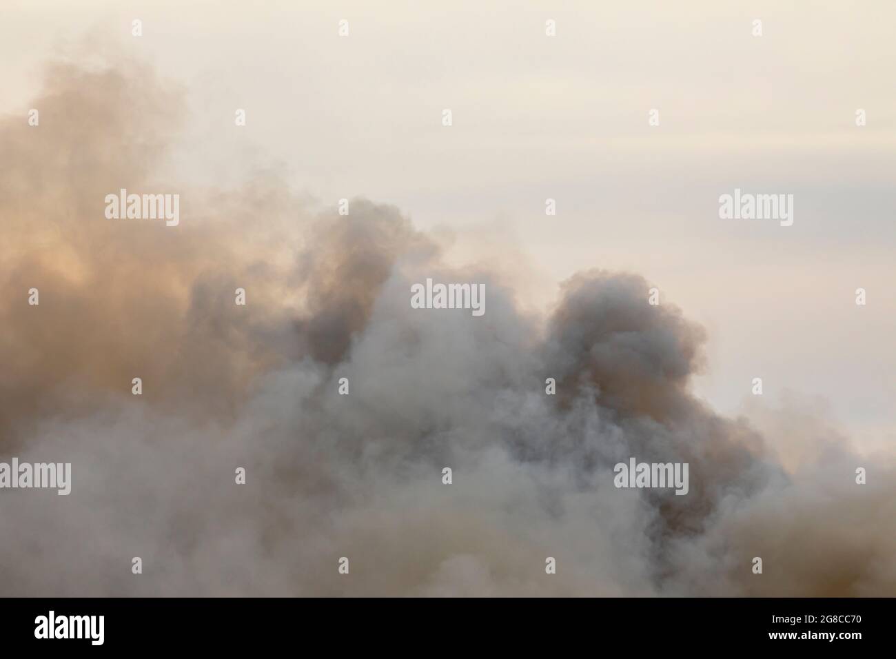 Fumo vorticoso da un grande fuoco, simile alle nuvole. Cumulus nuvole. Foto Stock