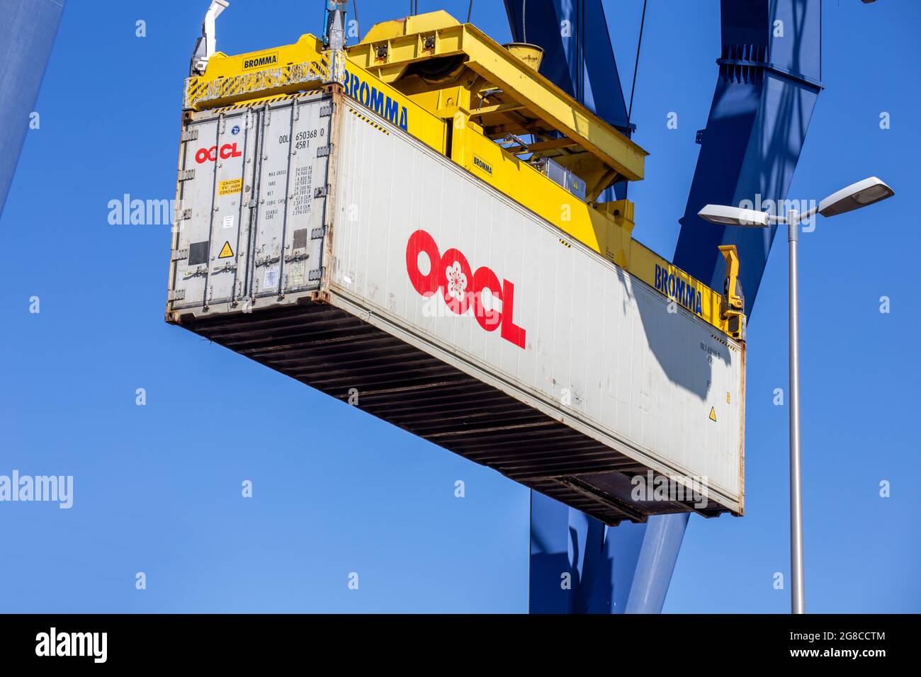 Un contenitore OOCL Orient Overseas Container Line caricato nel porto di Mannheim (Germania), 13 luglio 2021 Foto Stock