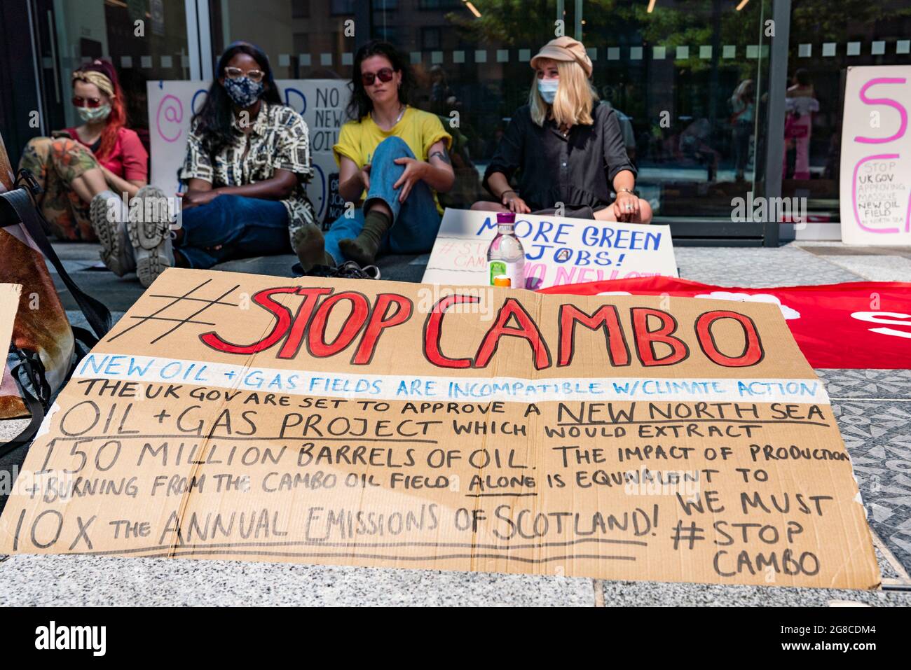 Edimburgo, Scozia, Regno Unito. 19 luglio 2021. I manifestanti si sono opposti all'approvazione del nuovo giacimento di petrolio e gas del Mare del Nord di Cambo occupano oggi la casa della Regina Elisabetta del Governo HM nel centro di Edimburgo. I manifestanti sono ancora all'interno e all'esterno dell'edificio nel pomeriggio sotto la sorveglianza della polizia. I manifestanti citano il riscaldamento globale e il cambiamento climatico come una ragione per lasciare tutti i nuovi depositi di petrolio e gas nel terreno non sviluppati. Iain Masterton/Alamy Notizie dal vivo. Foto Stock