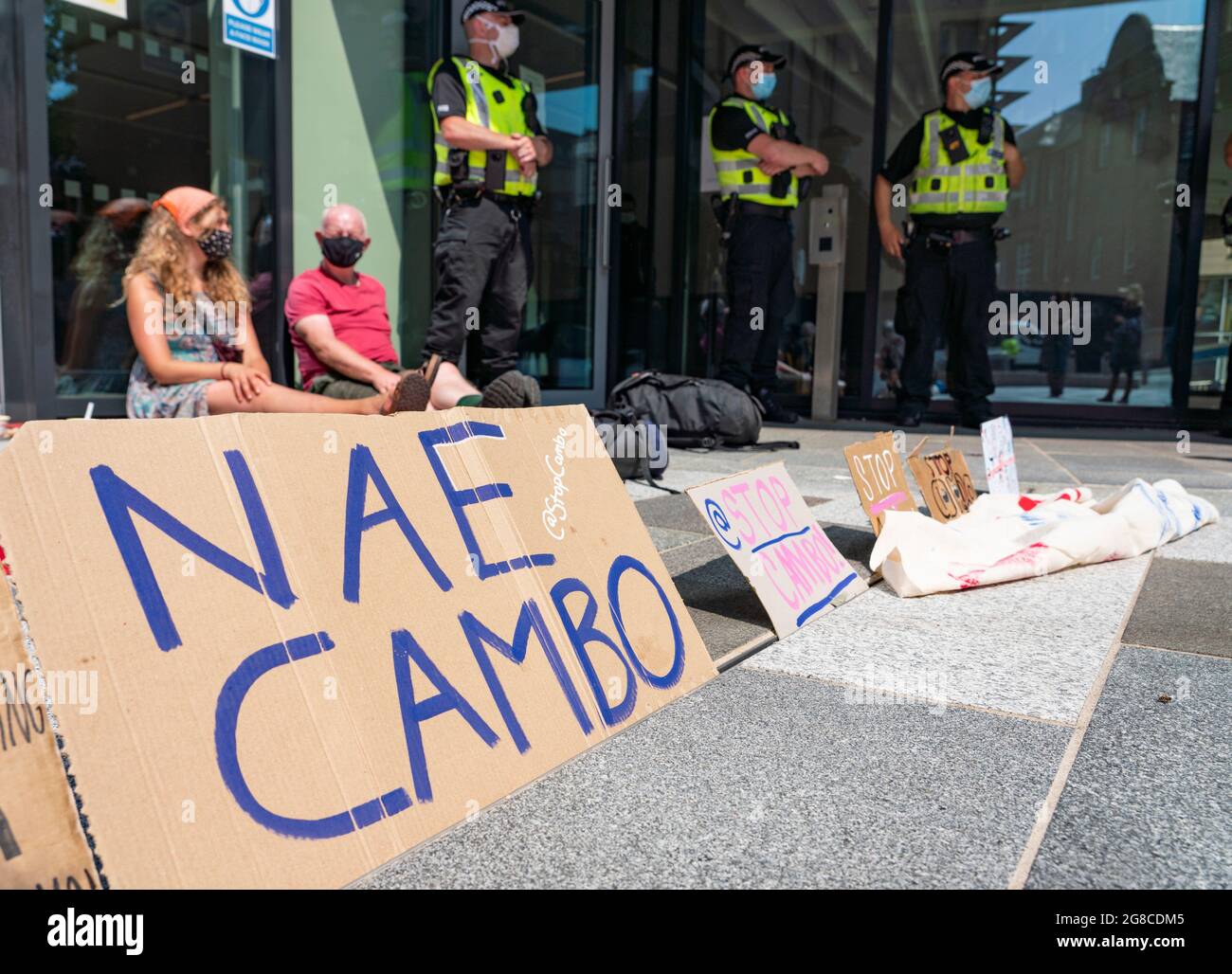 Edimburgo, Scozia, Regno Unito. 19 luglio 2021. I manifestanti si sono opposti all'approvazione del nuovo giacimento di petrolio e gas del Mare del Nord di Cambo occupano oggi la casa della Regina Elisabetta del Governo HM nel centro di Edimburgo. I manifestanti sono ancora all'interno e all'esterno dell'edificio nel pomeriggio sotto la sorveglianza della polizia. I manifestanti citano il riscaldamento globale e il cambiamento climatico come una ragione per lasciare tutti i nuovi depositi di petrolio e gas nel terreno non sviluppati. Iain Masterton/Alamy Notizie dal vivo. Foto Stock