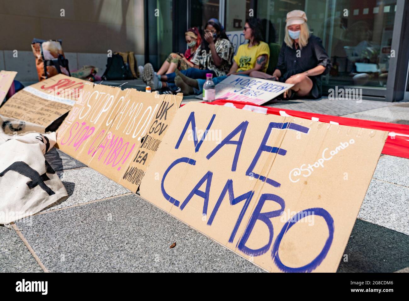 Edimburgo, Scozia, Regno Unito. 19 luglio 2021. I manifestanti si sono opposti all'approvazione del nuovo giacimento di petrolio e gas del Mare del Nord di Cambo occupano oggi la casa della Regina Elisabetta del Governo HM nel centro di Edimburgo. I manifestanti sono ancora all'interno e all'esterno dell'edificio nel pomeriggio sotto la sorveglianza della polizia. I manifestanti citano il riscaldamento globale e il cambiamento climatico come una ragione per lasciare tutti i nuovi depositi di petrolio e gas nel terreno non sviluppati. Iain Masterton/Alamy Notizie dal vivo. Foto Stock