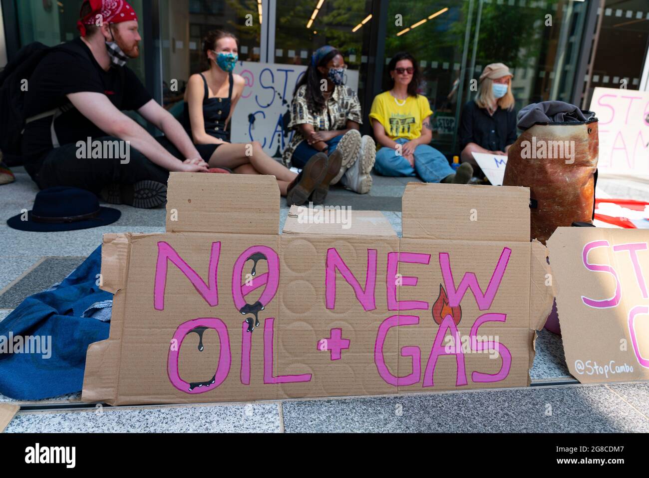 Edimburgo, Scozia, Regno Unito. 19 luglio 2021. I manifestanti si sono opposti all'approvazione del nuovo giacimento di petrolio e gas del Mare del Nord di Cambo occupano oggi la casa della Regina Elisabetta del Governo HM nel centro di Edimburgo. I manifestanti sono ancora all'interno e all'esterno dell'edificio nel pomeriggio sotto la sorveglianza della polizia. I manifestanti citano il riscaldamento globale e il cambiamento climatico come una ragione per lasciare tutti i nuovi depositi di petrolio e gas nel terreno non sviluppati. Iain Masterton/Alamy Notizie dal vivo. Foto Stock