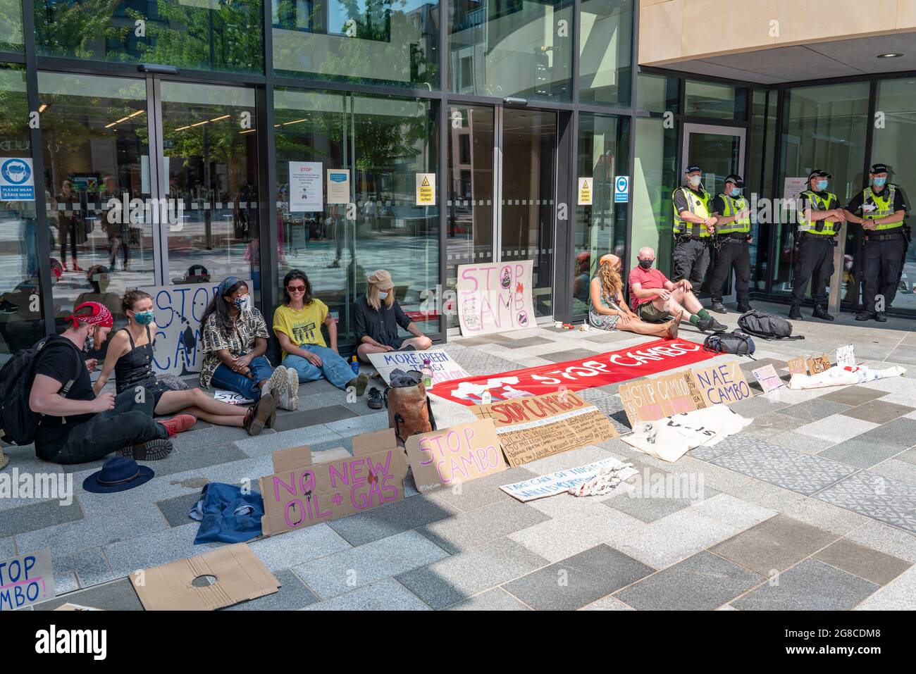 Edimburgo, Scozia, Regno Unito. 19 luglio 2021. I manifestanti si sono opposti all'approvazione del nuovo giacimento di petrolio e gas del Mare del Nord di Cambo occupano oggi la casa della Regina Elisabetta del Governo HM nel centro di Edimburgo. I manifestanti sono ancora all'interno e all'esterno dell'edificio nel pomeriggio sotto la sorveglianza della polizia. I manifestanti citano il riscaldamento globale e il cambiamento climatico come una ragione per lasciare tutti i nuovi depositi di petrolio e gas nel terreno non sviluppati. Iain Masterton/Alamy Notizie dal vivo. Foto Stock