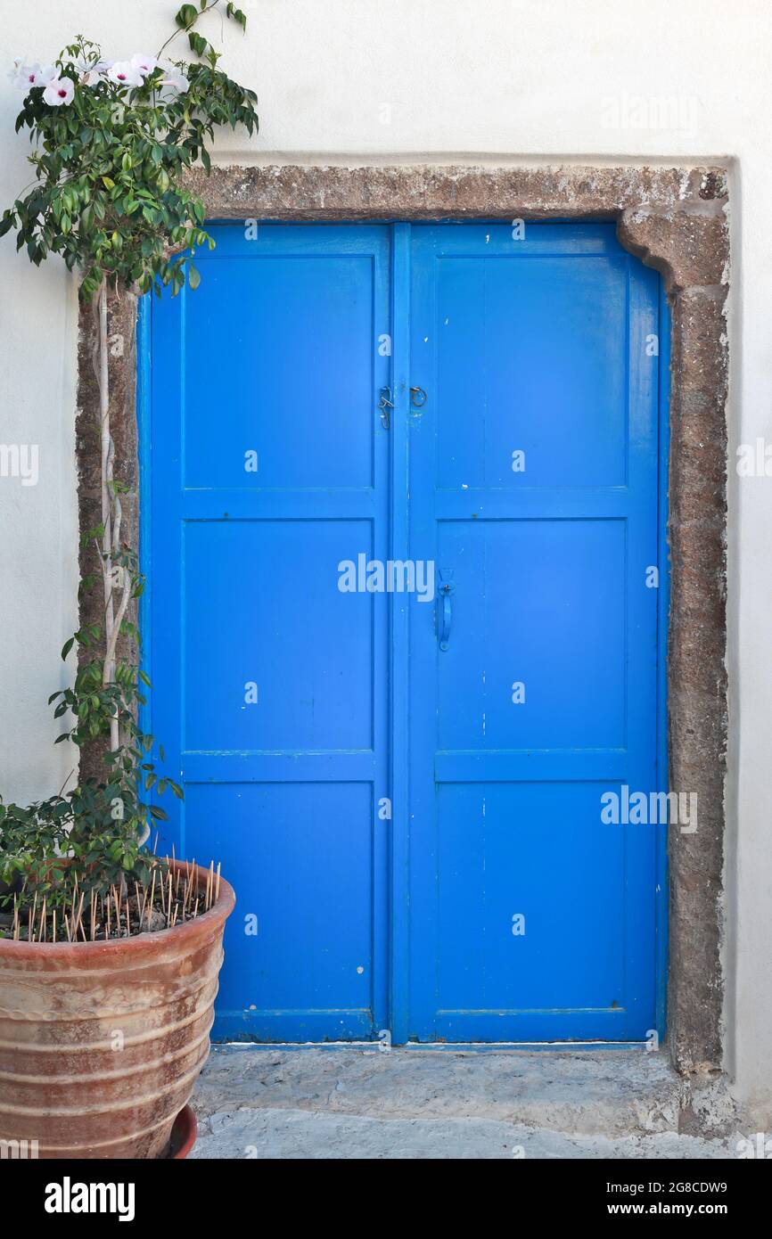 Tradizionale porta blu, tipica architettura cicladica di case bianche con porte e finestre colorate, nel villaggio di Pyrgos, isola di Santorini, Grecia Foto Stock