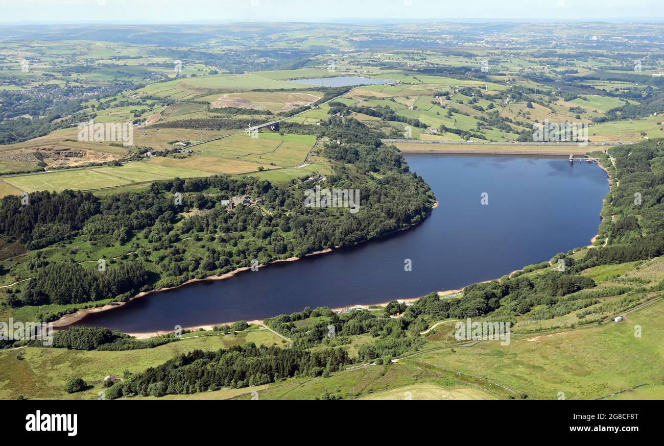 Vista aerea del lago artificiale di Scammonden e del Club di vela sull'acqua di Scammonden, sull'autostrada M62 a Ripponden vicino a Huddersfield, West Yorkshire Foto Stock