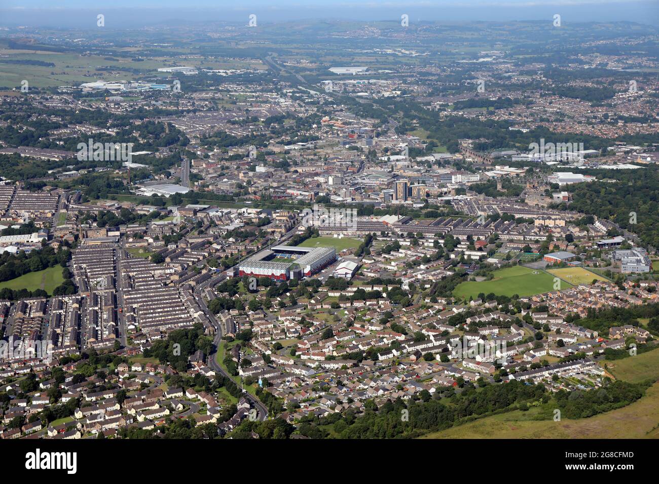 Vista aerea dello skyline di Burnley con lo stadio di calcio Turf Moor prominente Foto Stock