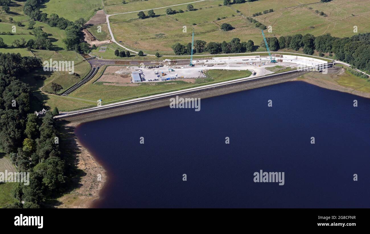 Vista aerea del bacino idrico di Swinsty vicino a Harrogate, con lavori di ingegneria in corso Foto Stock