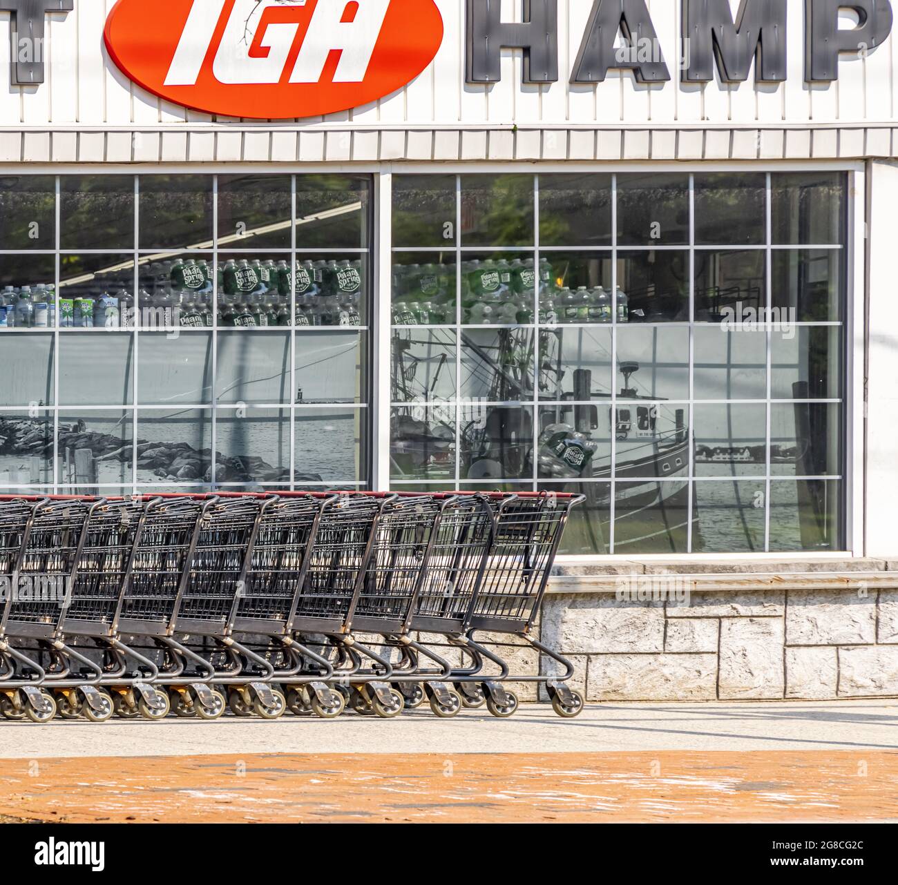 Facciata anteriore e carrelli per lo shopping di fronte all'East Hampton IGA Foto Stock