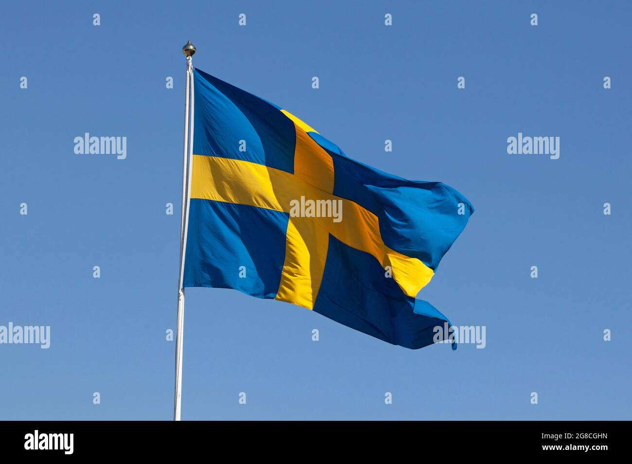 Stoccolma, Svezia - 29 maggio 2021: Una bandiera svedese che sventola nel vento come simbolo nazionale della Svezia durante una giornata di bandiera. Foto Stock