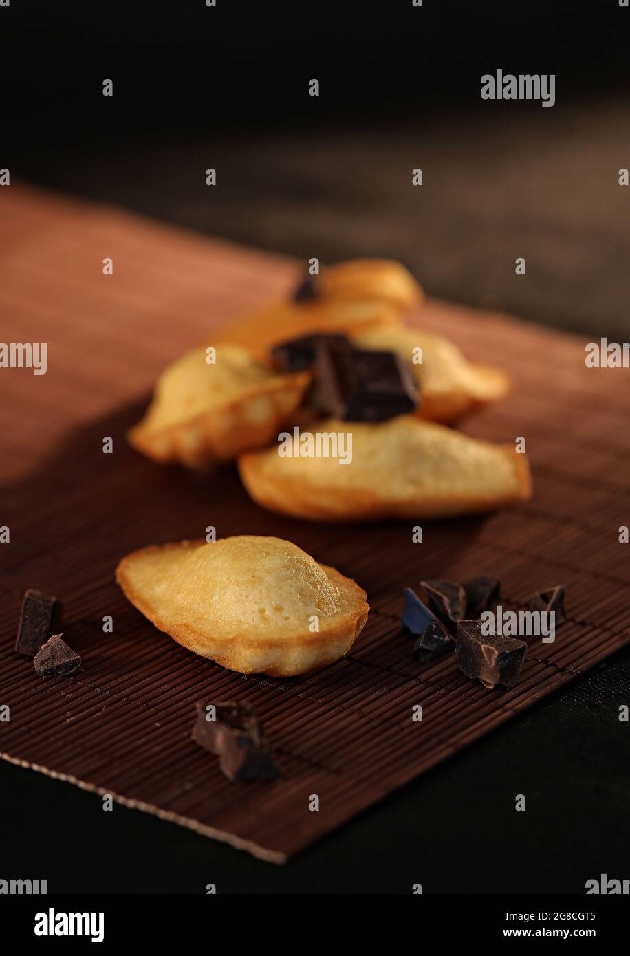 madeleine, pasticceria francese, biscotti a conchiglia francesi fatti in casa, su un tavolo rustico Foto Stock