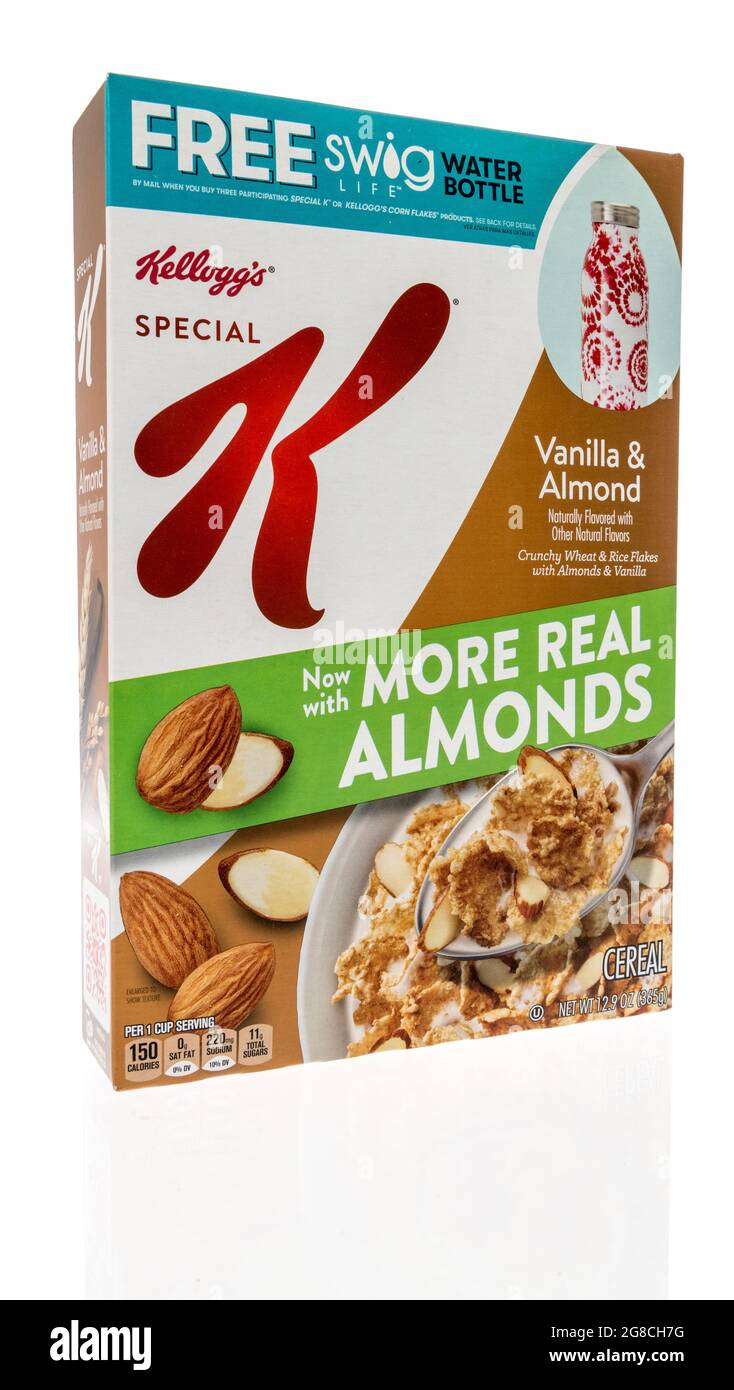 Winneconne, WI -18 luglio 2021: Un pacchetto di Kelloggs speciale k vaniglia e cereali di mandorle su uno sfondo isolato Foto Stock