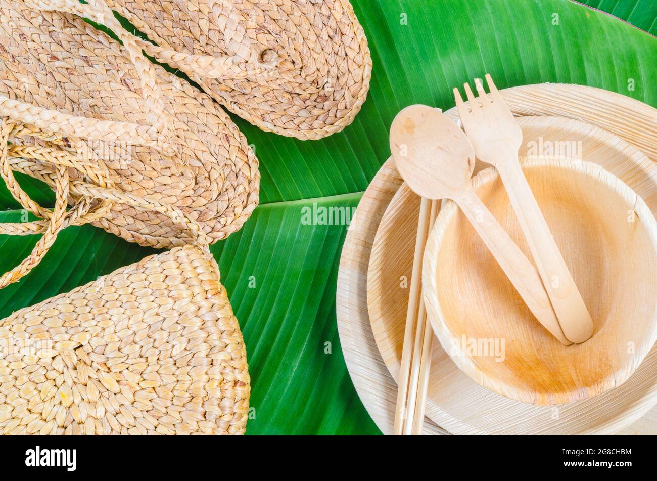 Utensili da cucina realizzati con palma in foglia di betel, Flip flop e borsa realizzati con giacinto d'acqua o giacinto d'acqua galleggiante, materiale naturale. il pr verde Foto Stock