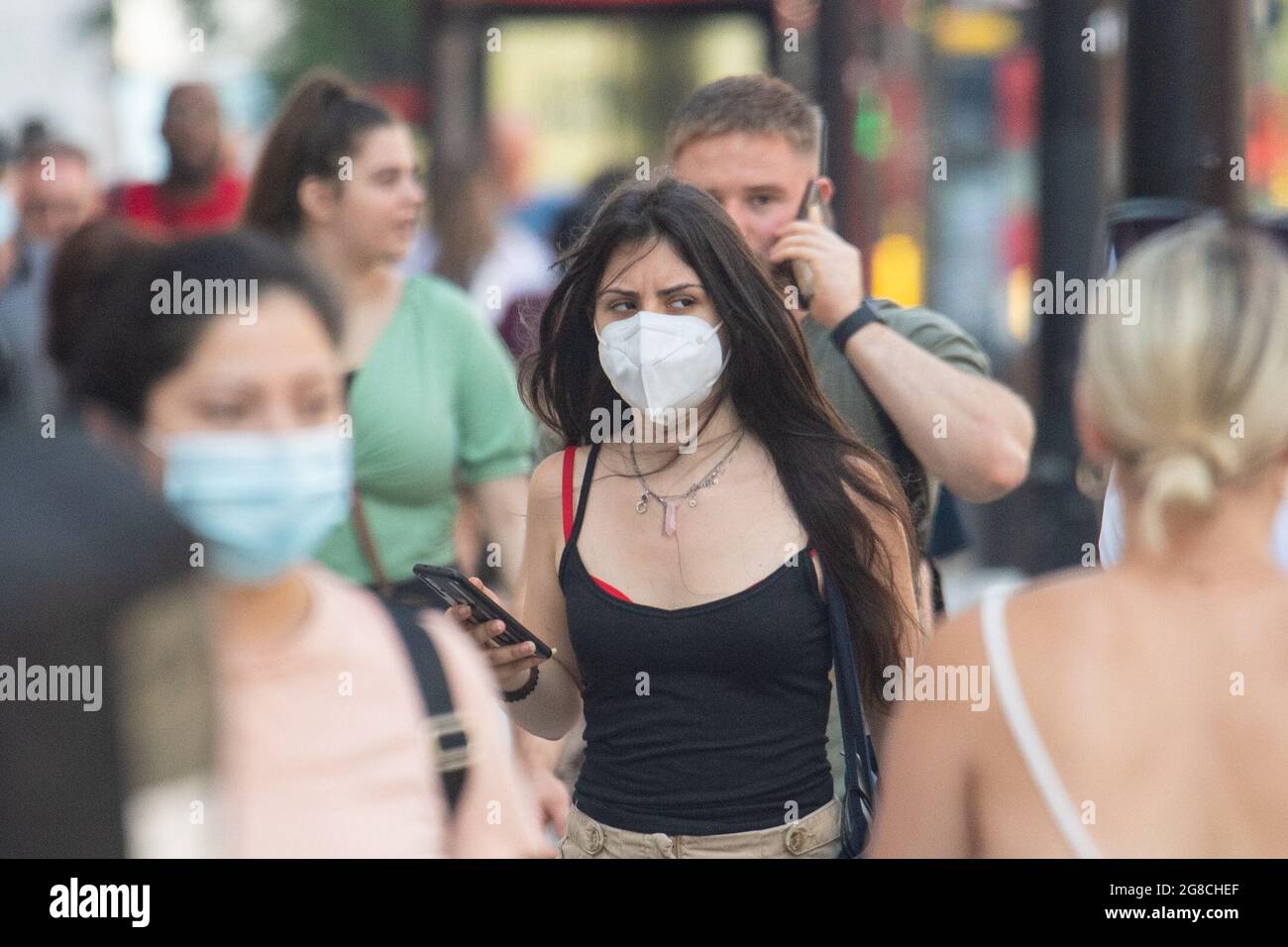 Le persone che indossano la maschera facciale nel centro di Londra, dopo che le restrizioni legali finali del coronavirus sono state revocate in Inghilterra. Data immagine: Lunedì 19 luglio 2021. Foto Stock