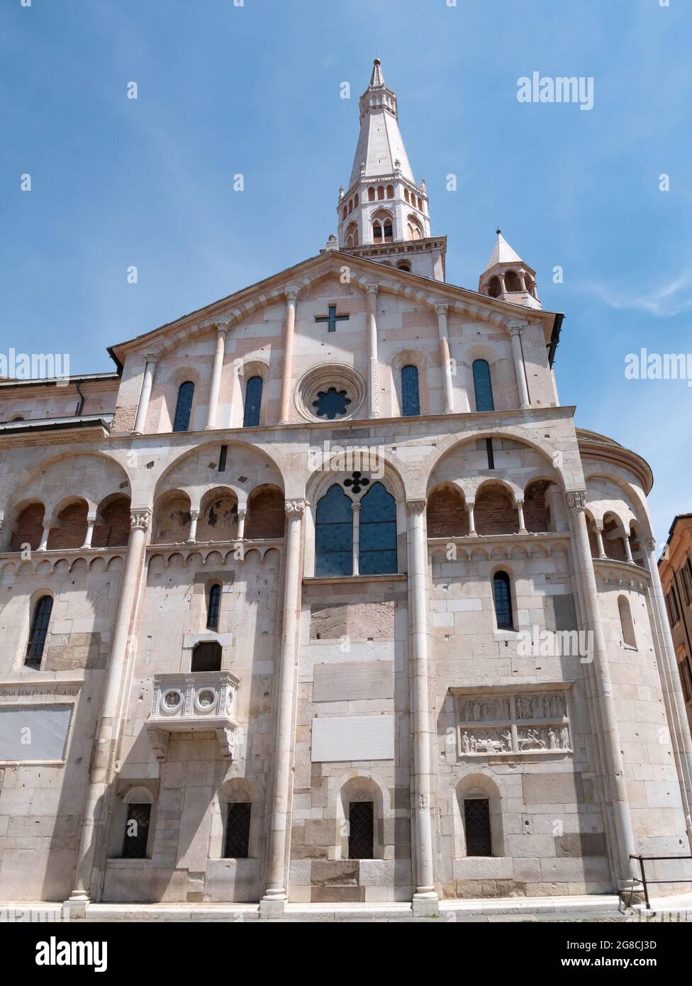 Modena - Italia - 12 giugno 2021: L'esterno del Duomo di Modena Foto Stock