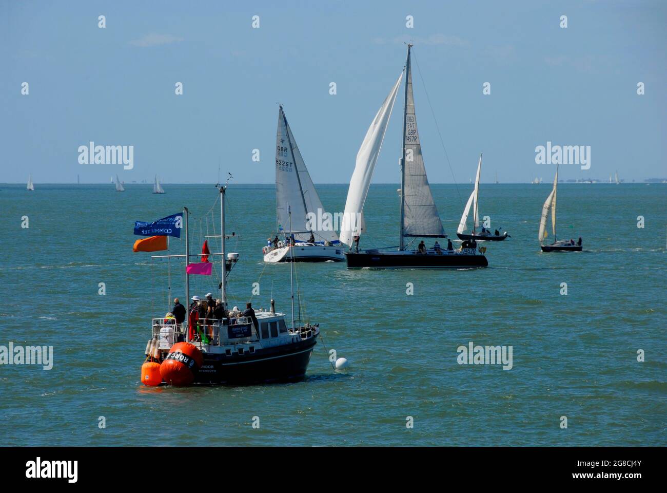 Funzionari su Comitato barca vedere fair play sul Solent alla regata Cowes Week Foto Stock