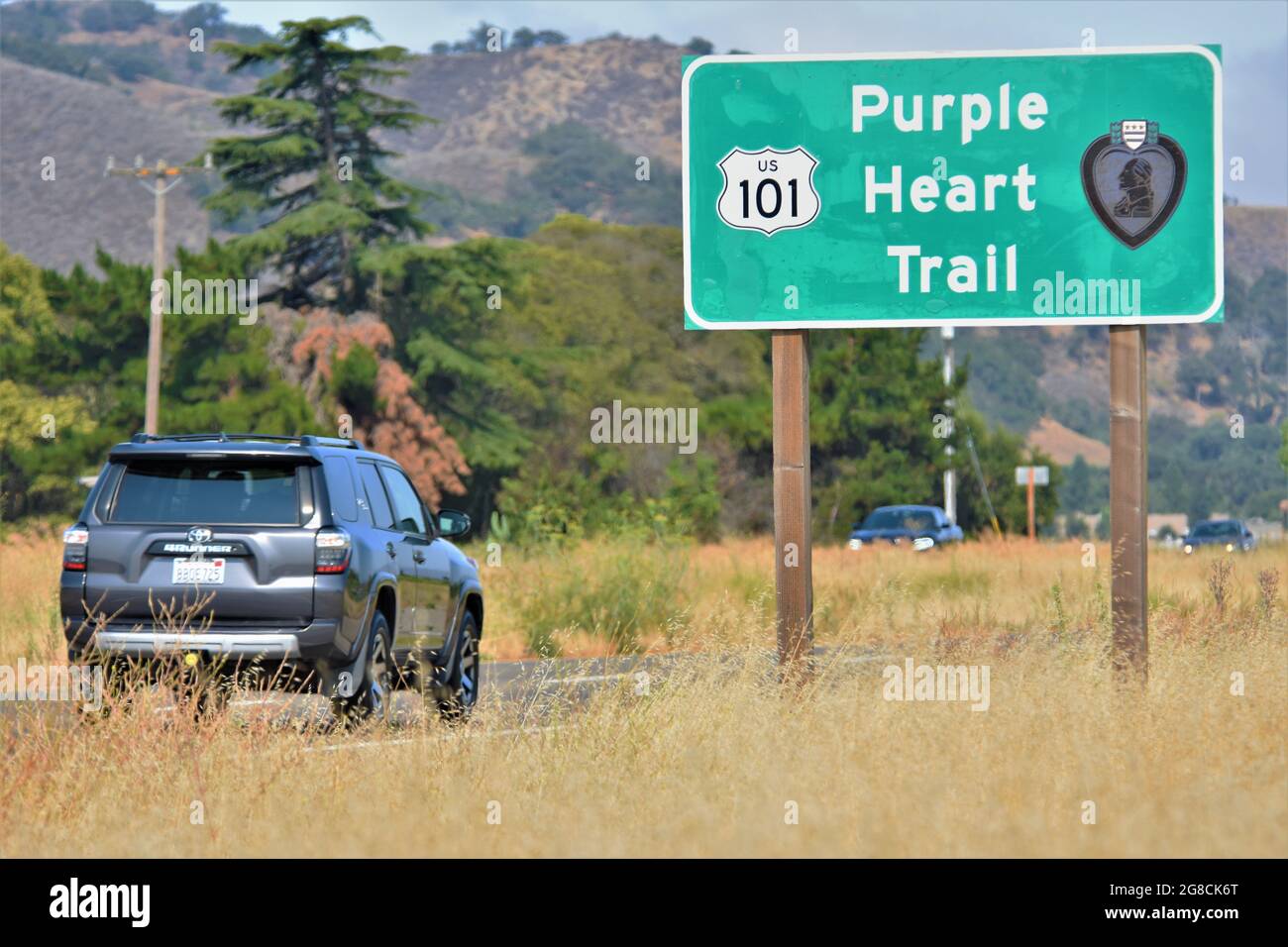 Purple Heart Trail, segno sull'autostrada US 101, per riconoscere i vincitori della medaglia 'porpora cuore' per i loro servizi militari, da parte dei californiani Foto Stock