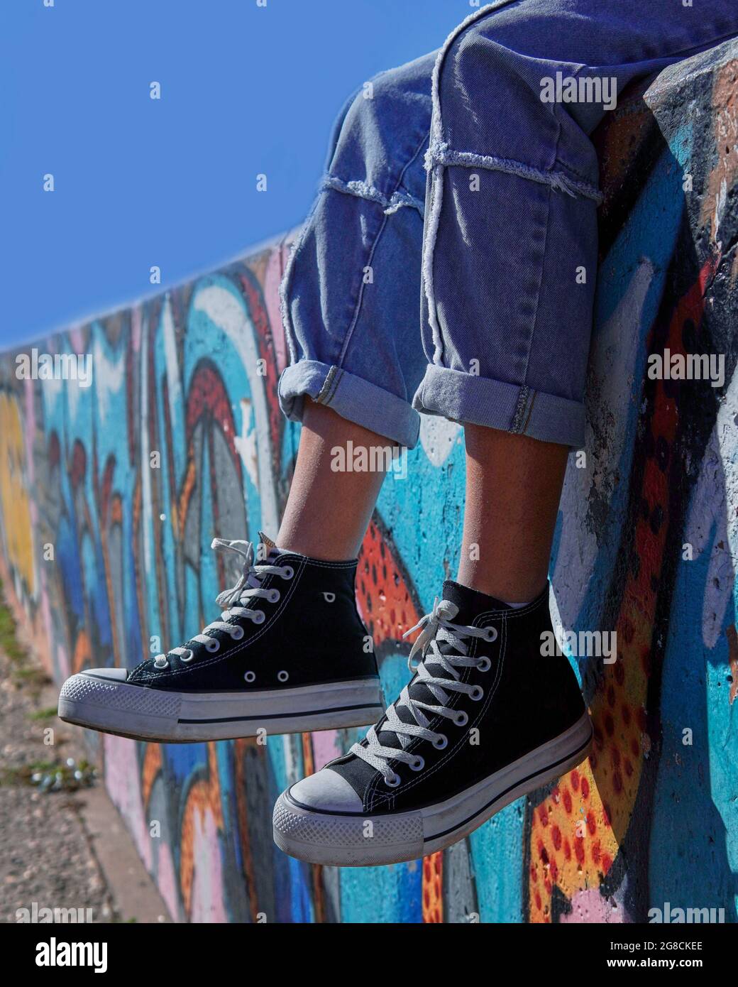 Jeans e sneakers nere hotsell