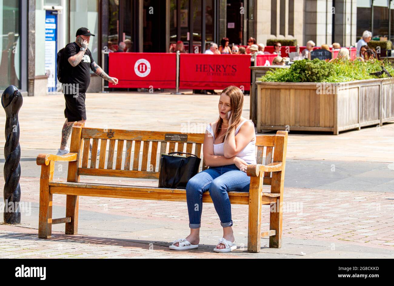 Dundee, Tayside, Scozia, UK.19th July, 2021. Regno Unito Meteo: Caldo e soleggiato in tutto il Nord-Est della Scozia con temperature che raggiungono i 21°C. Nei prossimi giorni il tempo si surriscalderà mentre i residenti locali trascorrono la giornata per godersi il caldo e glorioso sole durante le vacanze estive di luglio nel centro di Dundee. Credit: Dundee Photographics/Alamy Live News Foto Stock