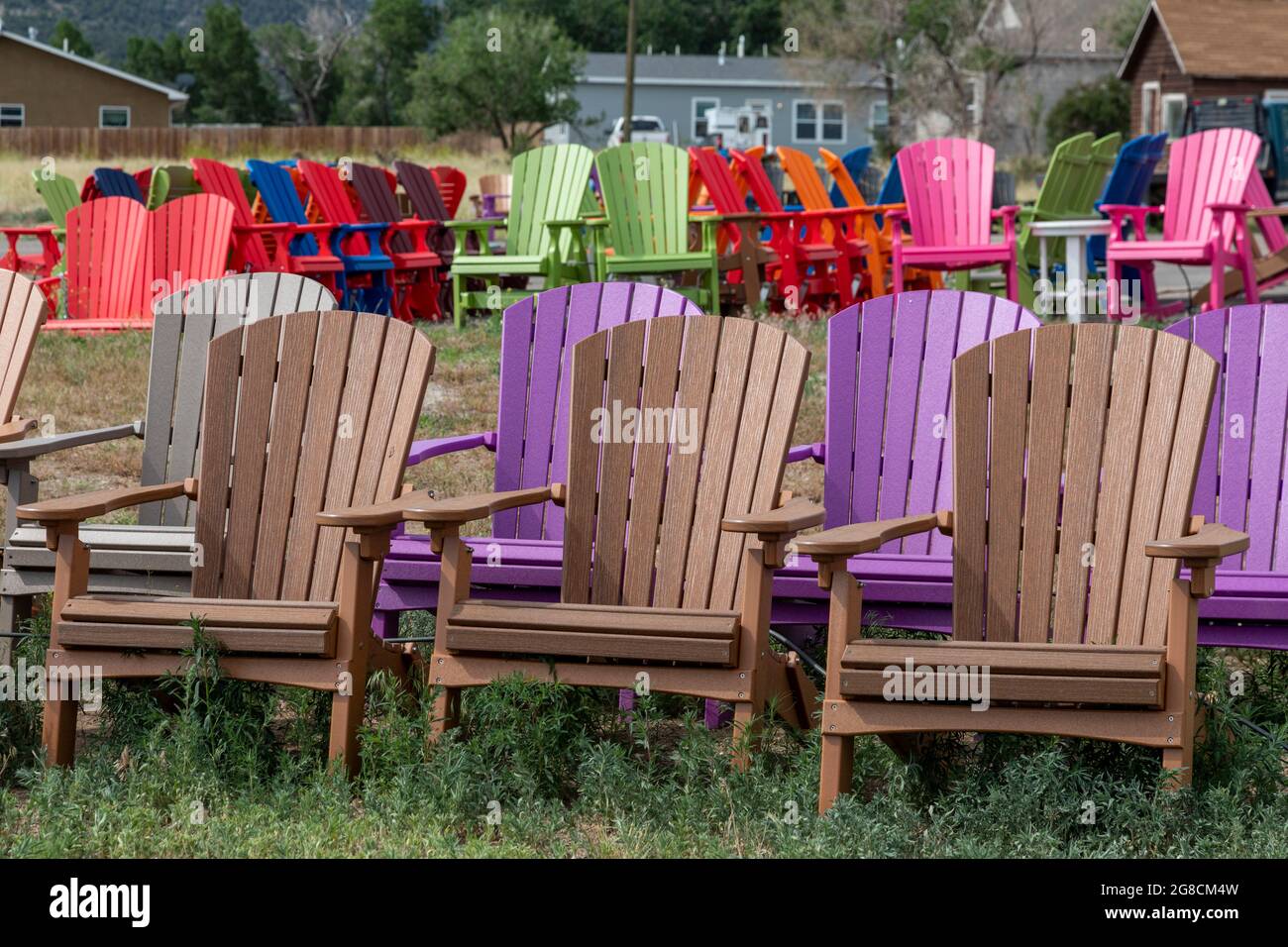 Poncha Springs, Colorado - sedie colorate adirondack in vendita a Salida Fornello e Spa. Foto Stock