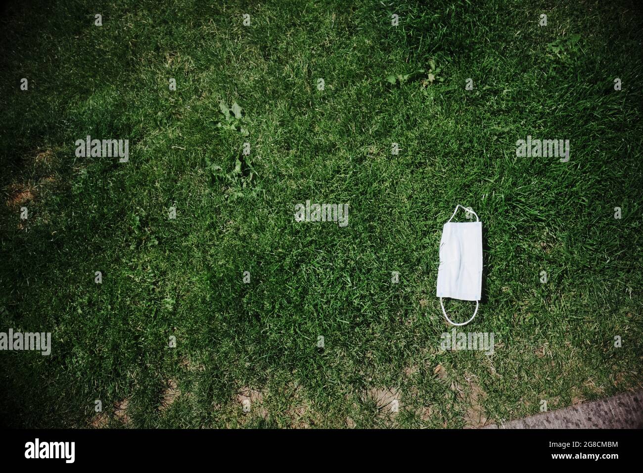 Coronavirus scartato facemask viso copertura 2021 Foto Stock