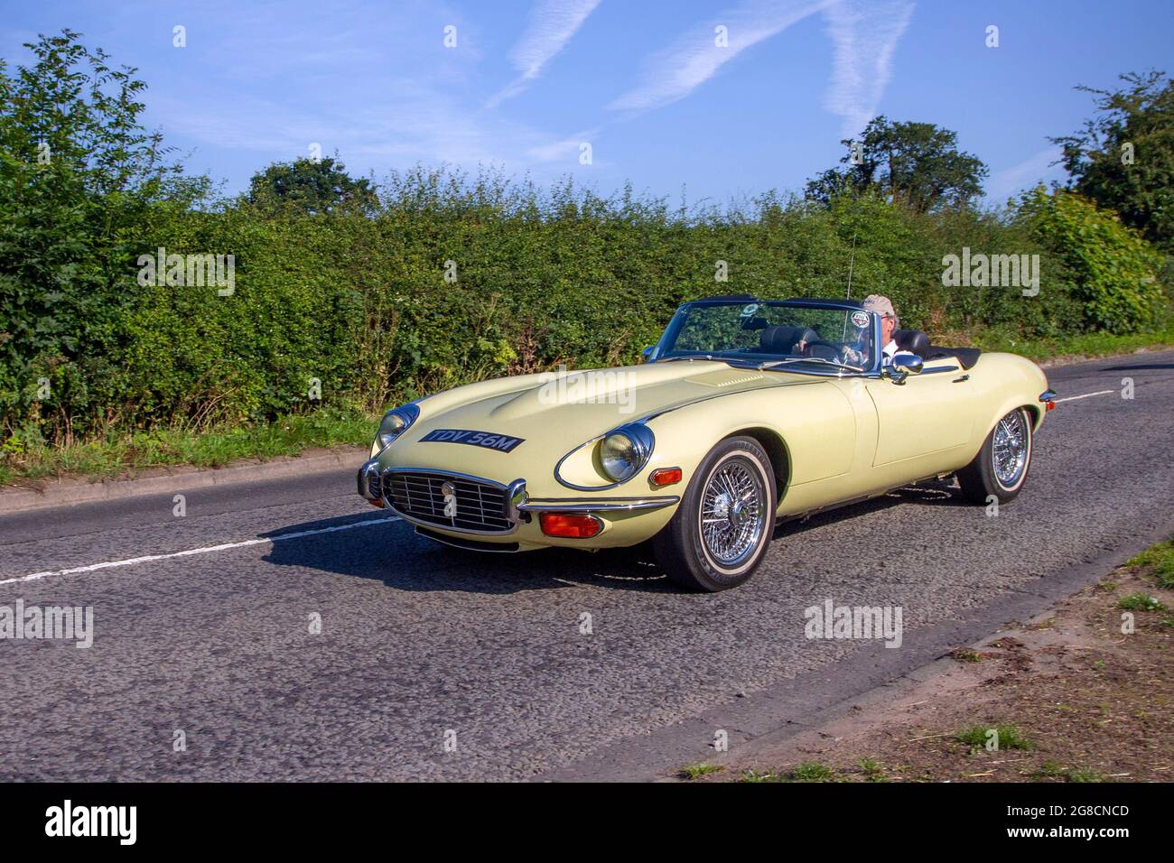 1974 anni '70 giallo British Jaguar Open 'e' Type Auto, 5343cc benzina cabrio, in rotta per Capesthorne Hall Classic mostra auto di luglio, Cheshire, Regno Unito Foto Stock