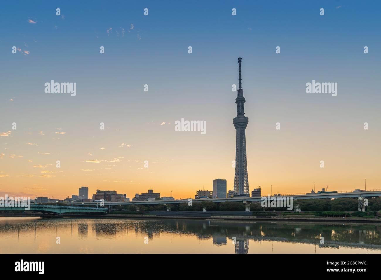 Tokyo, Giappone - 26 Ottobre 2017 : Tokyo Giappone, skyline della citta' all'alba sul Fiume Sumida e Sky Tree Foto Stock