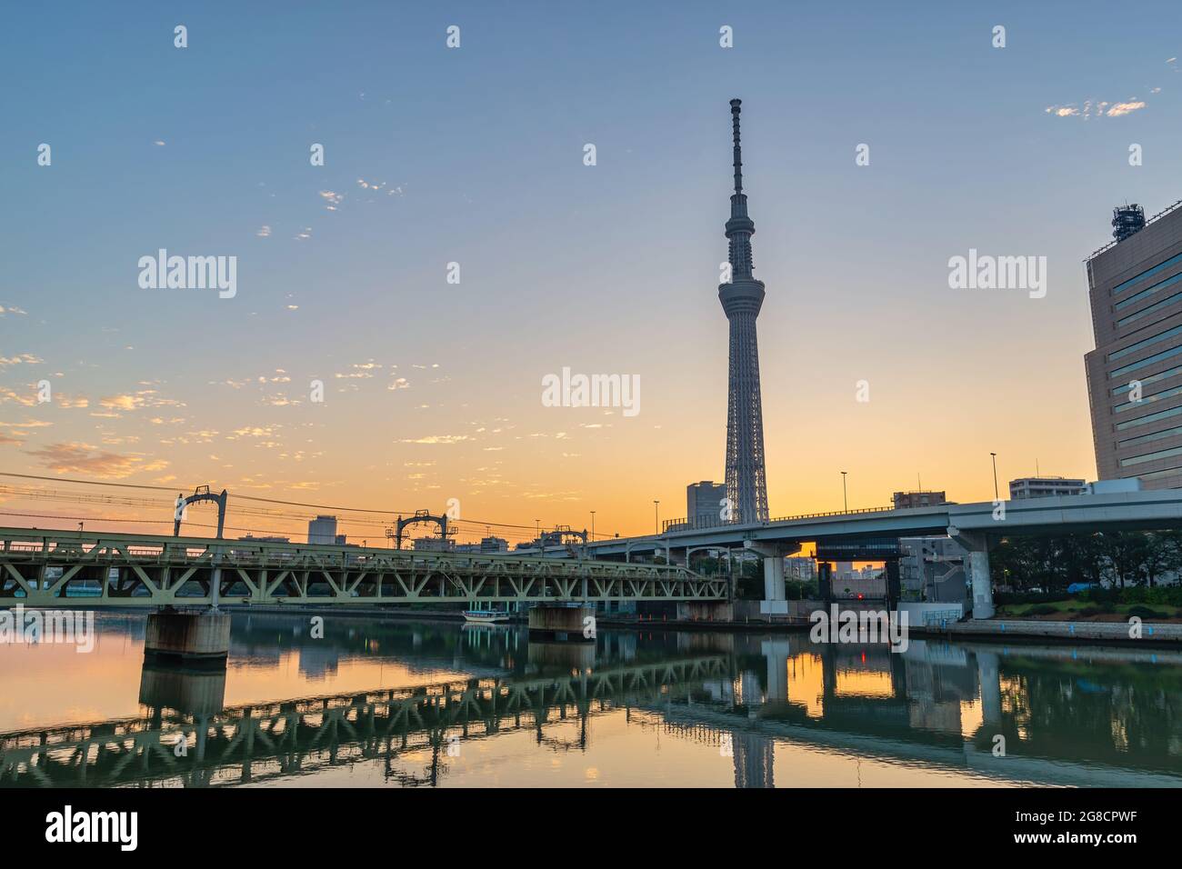 Tokyo, Giappone - 26 Ottobre 2017 : Tokyo Giappone, skyline della citta' all'alba sul Fiume Sumida e Sky Tree Foto Stock