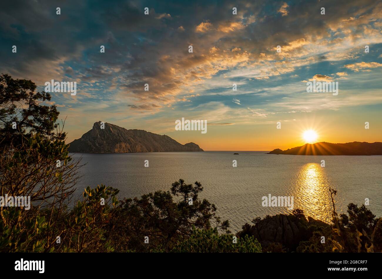 Tavolara vista da Punta Molara (San Teodoro) - Alba Foto Stock