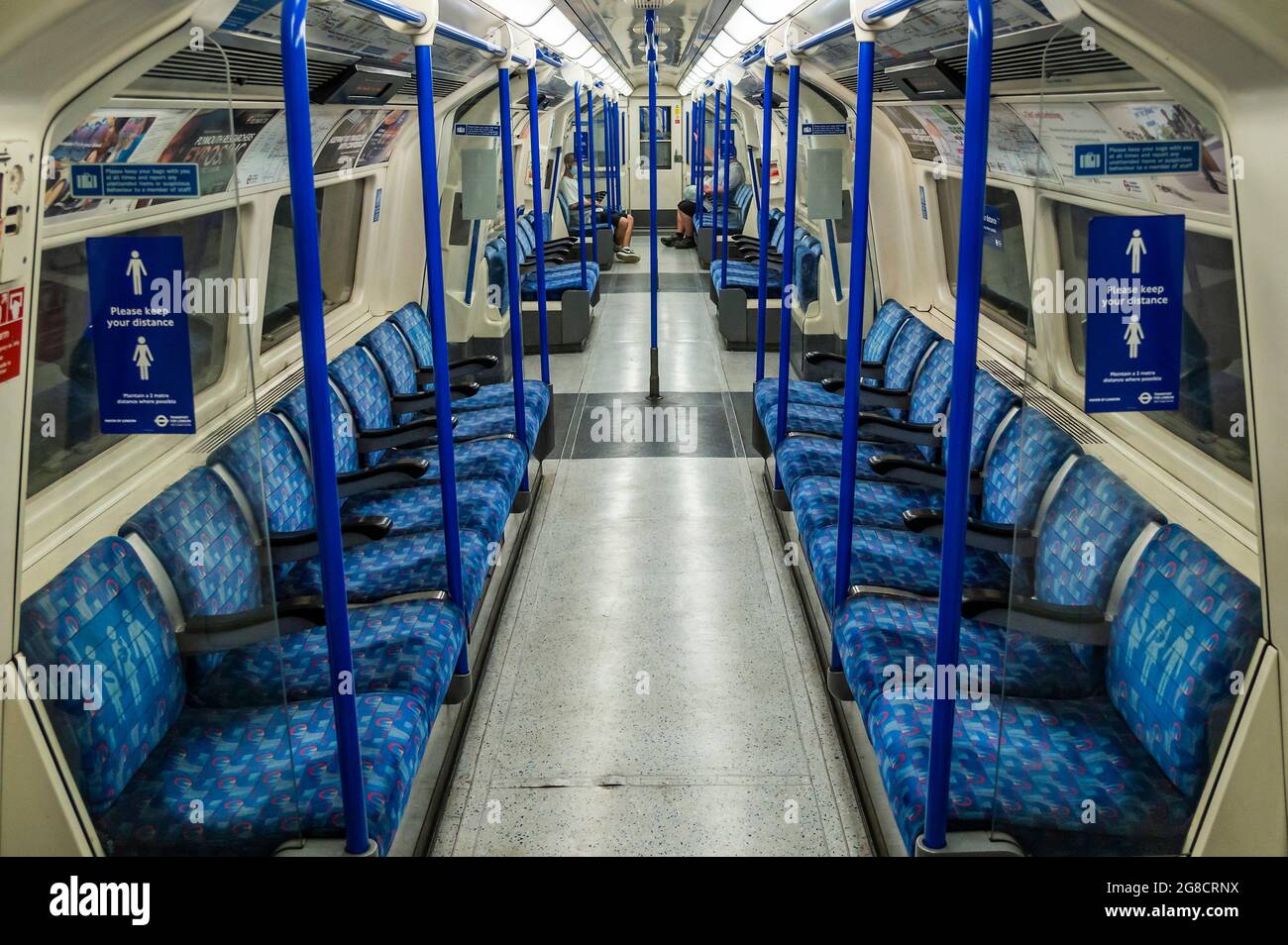 Londra, Regno Unito. 19 luglio 2021. La metropolitana non è molto più trafficato, come il cosiddetto 'Freedom Day' arriva. Infatti molti treni sono abbastanza vuoti. Credit: Guy Bell/Alamy Live News Foto Stock