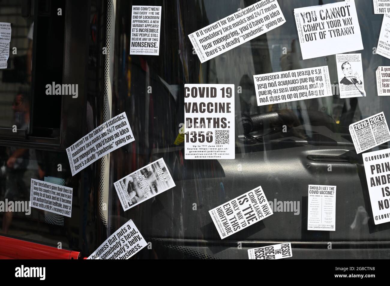 Londra, Regno Unito. Un London Bus è adornato con adesivi anti vax. Protesta per il giorno della libertà, Piazza del Parlamento, Westminster. Credit: michael melia/Alamy Live News Foto Stock