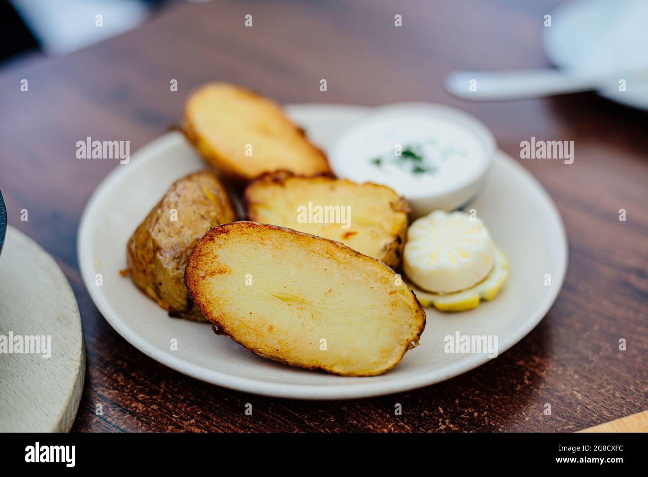 Deliziose patate in gallo sul piatto Foto Stock
