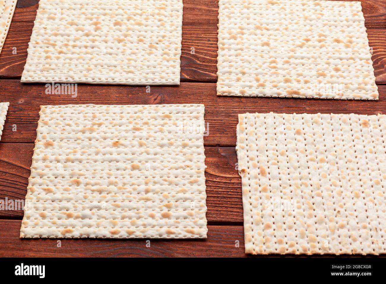Il mattzo focaccia per le feste ebraiche di alto livello sul tavolo Foto Stock