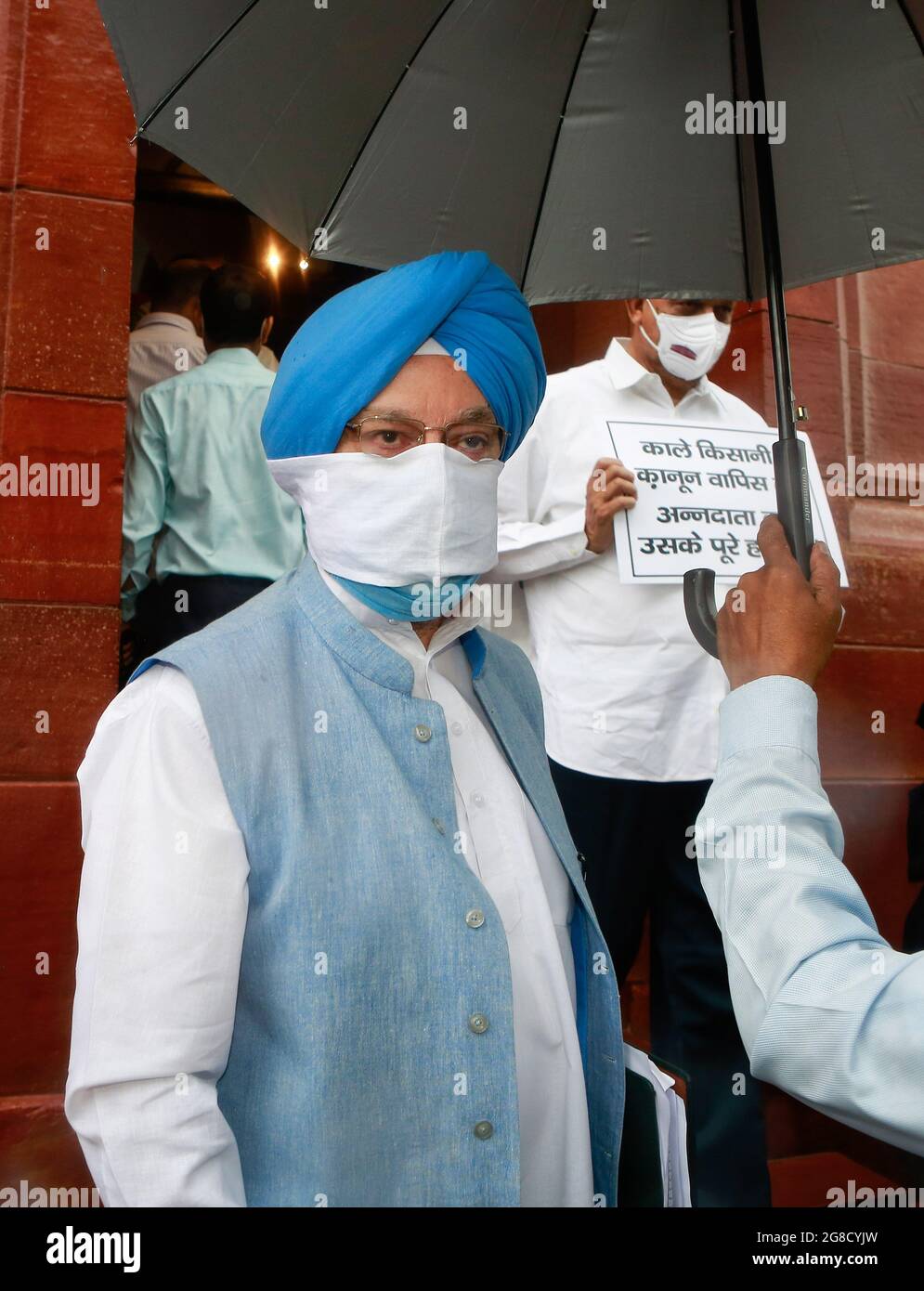 Hardeep Singh Puri, Ministro dell'Unione indiana per il petrolio e il gas naturale, e Ministro dell'edilizia abitativa e degli affari urbani, arriva il giorno di apertura della sessione monsona alla Camera del Parlamento di Nuova Delhi. Foto Stock