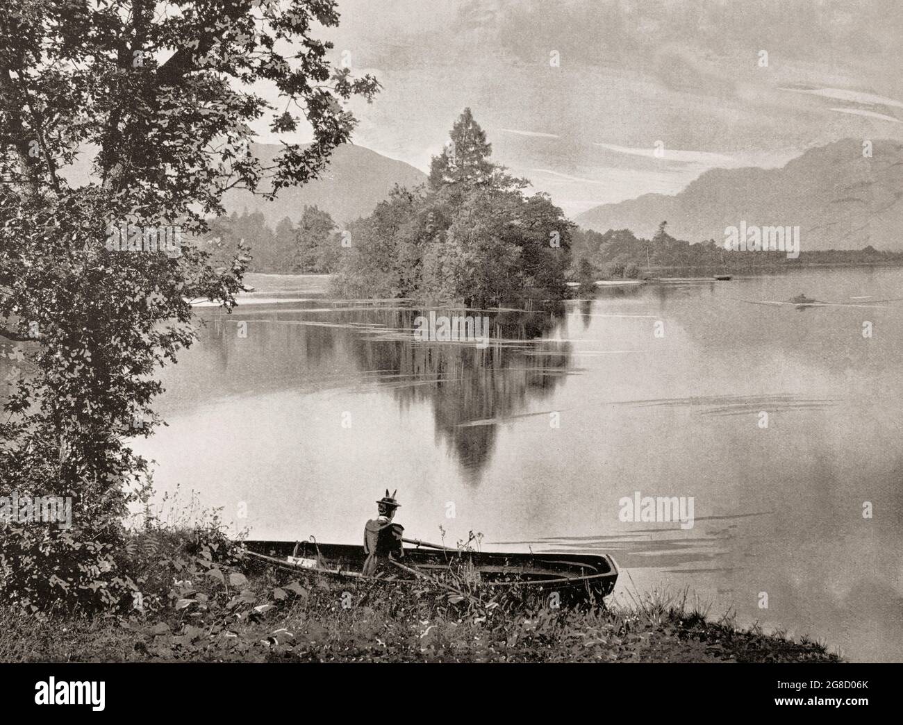 Una vista del tardo 19 ° secolo di una giovane donna su una barca a remi vicino Swan Island sul Loch Lomond all'interno del Trossachs National Park, Argyll & Bute, Scozia. Foto Stock