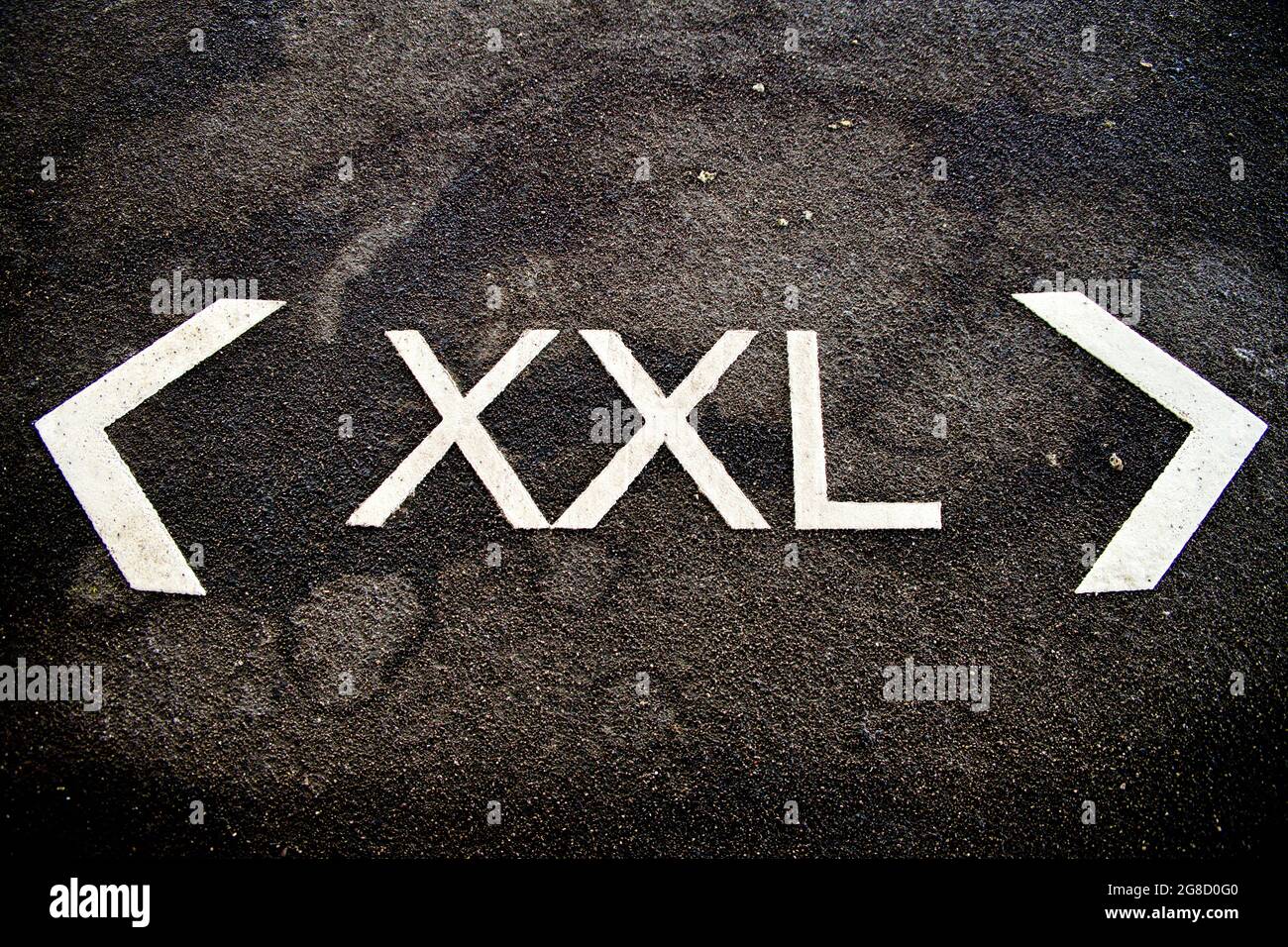 Lettere XXL sul pavimento di una fessura di parcheggio Foto Stock