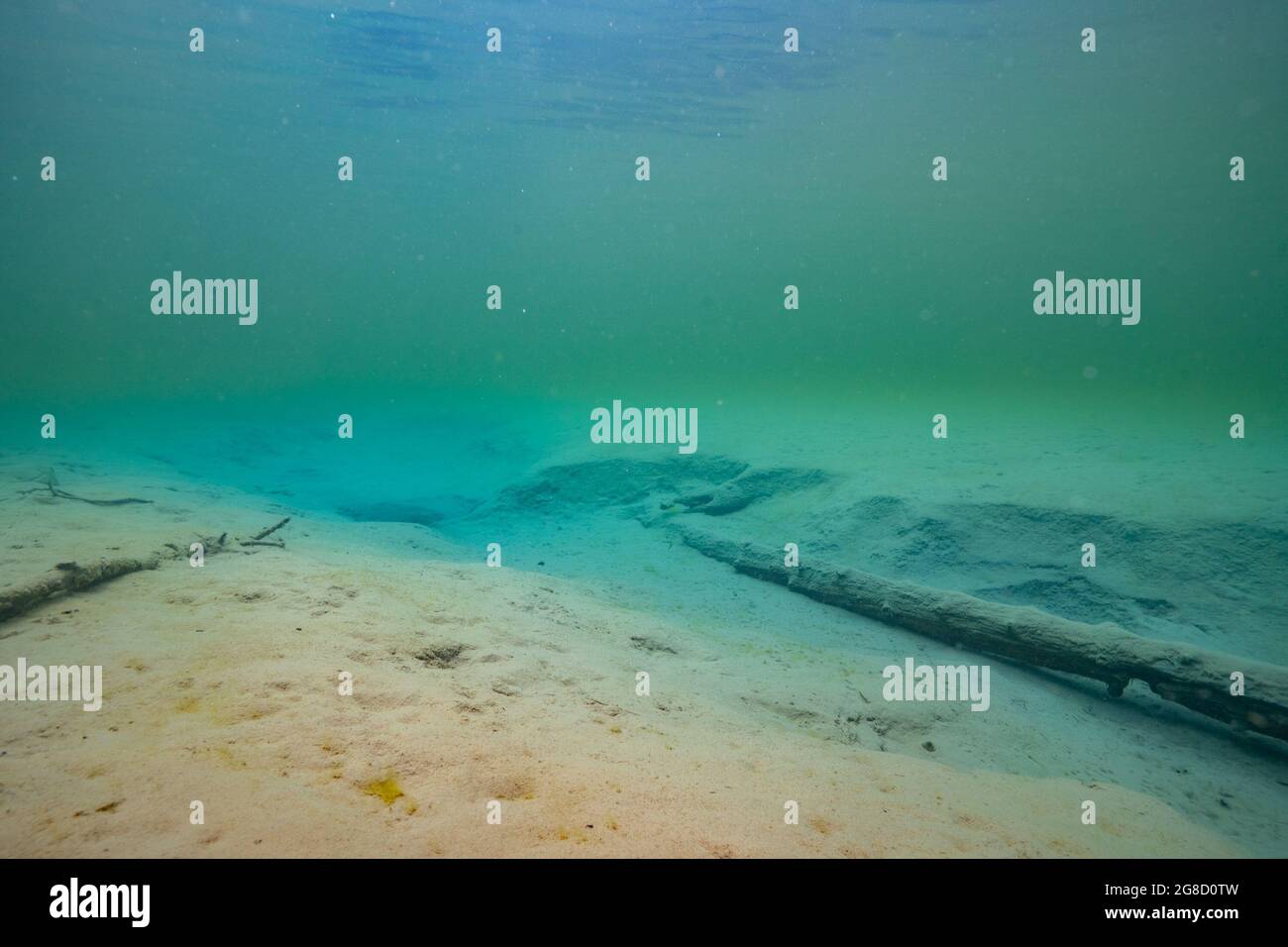 Stratificazione dell'acqua in un lago durante l'estate nell'emisfero settentrionale. Foto Stock