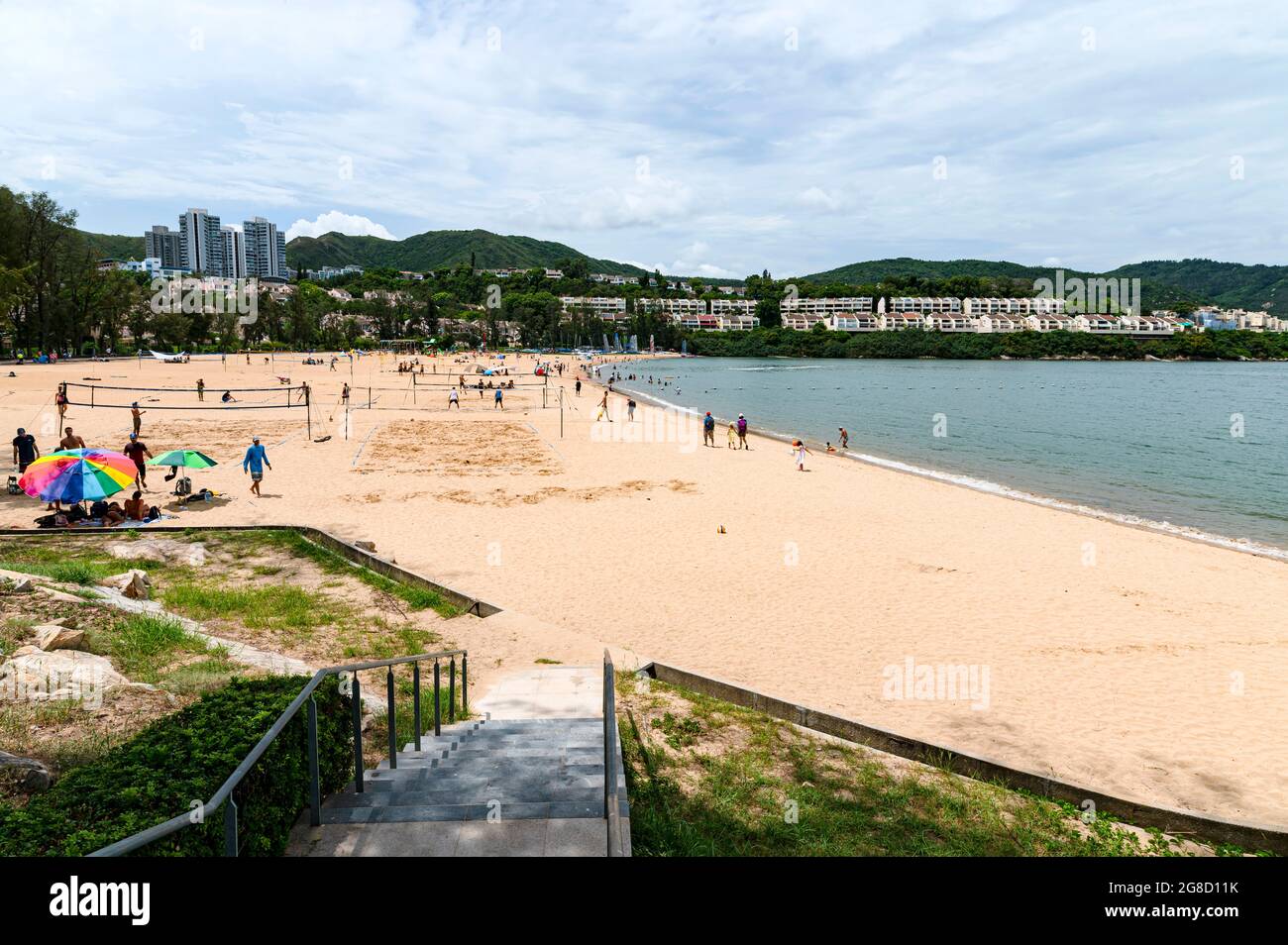 Discovery Bay è la prima spiaggia privata artificiale di Hong Kong lunga 400 metri. Si trova sull'Isola di Lantau e gode di un basso rapporto di trama. Foto Stock