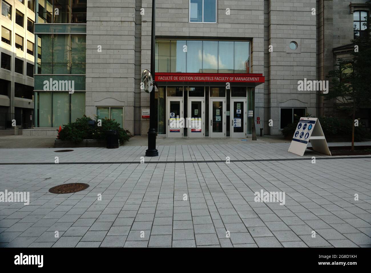 Montreal, QC, Canada - 7-14-2021: Desautels Facoltà di gestione McTavish Street presso l'Università McGill il giorno d'estate dopo la facilità del blocco di Foto Stock