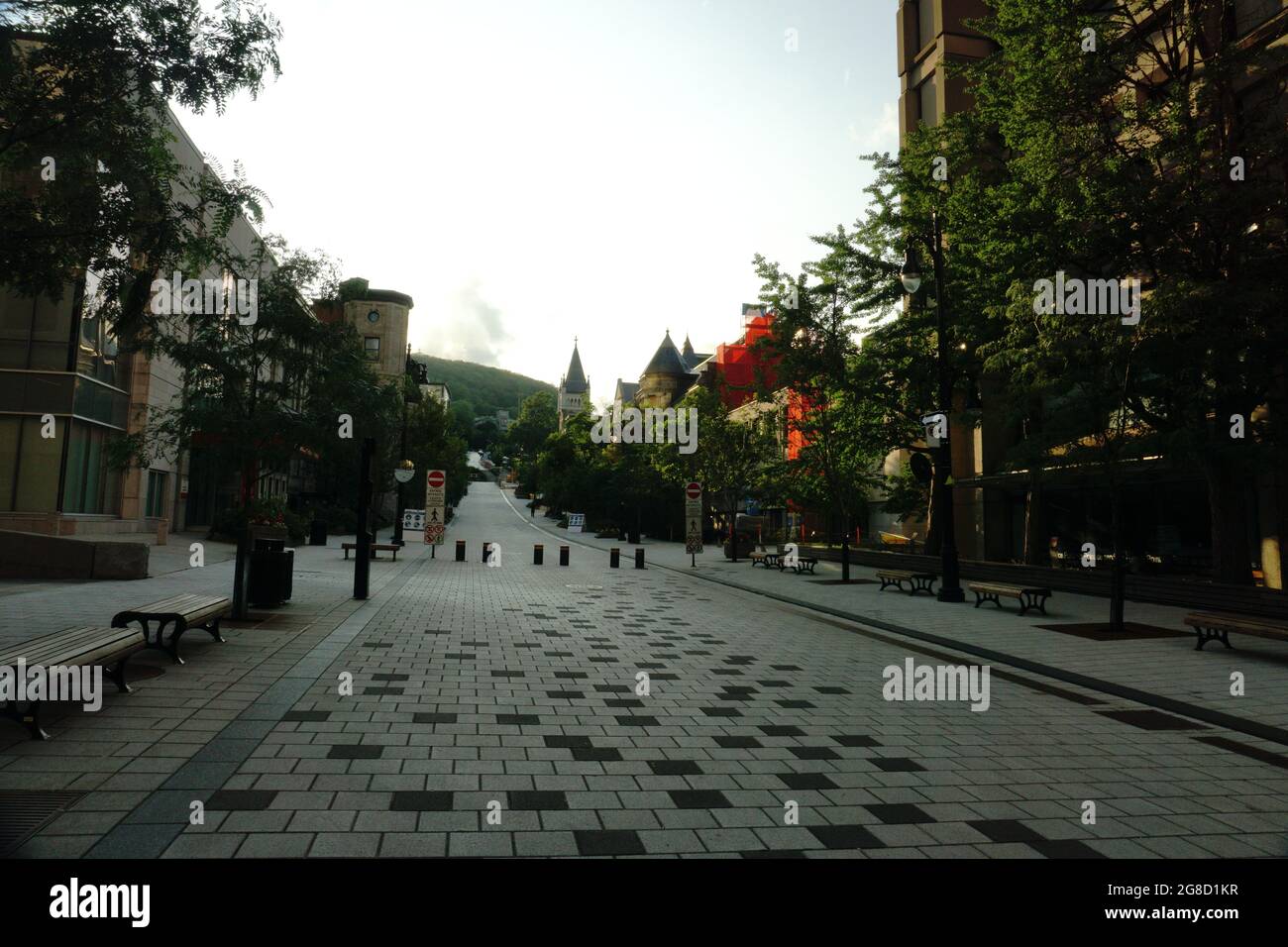 Montreal, QC, Canada - 7-14-2021: McTavish Street alla McGill University il giorno d'estate dopo la facilità del blocco di coronavirus e Montreal è diventato Foto Stock