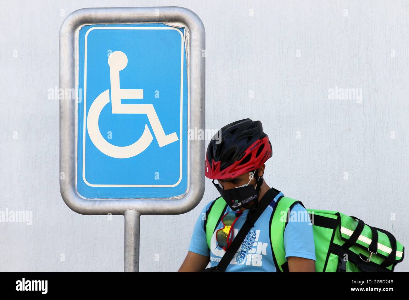 Maracaibo-VENEZUELA-19-07-2021- un cartello di parcheggio disabilitato è visto di fronte a una farmacia © JOSE ISAAC BULA URRUTIA/ Alamy Stock Foto Foto Stock
