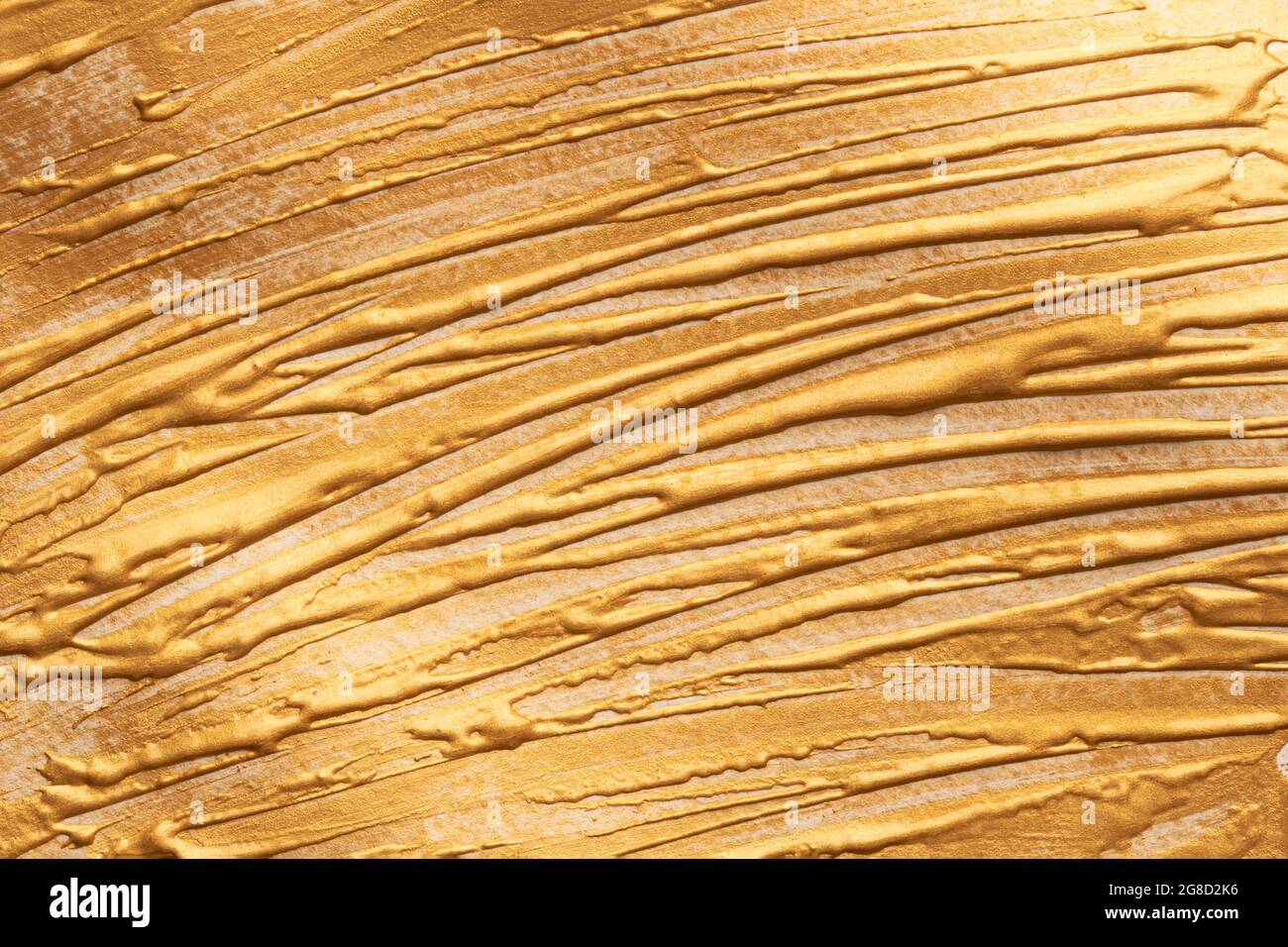 sfondo dorato, pennellate con vernice dorata, bel volume giallo texture per saluti o testo vacanze, modello. Foto Stock