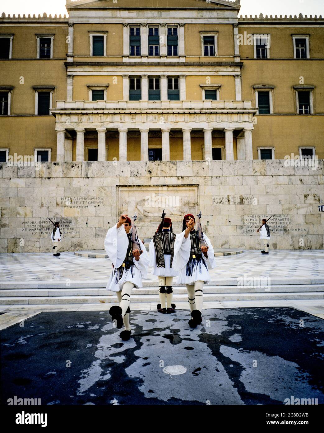 Atene, le guardie presidenziali di Evzones montano la guardia alla tomba del monumento soldato sconosciuto, edificio del Parlamento greco di Vouli, Grecia, Europa, Foto Stock