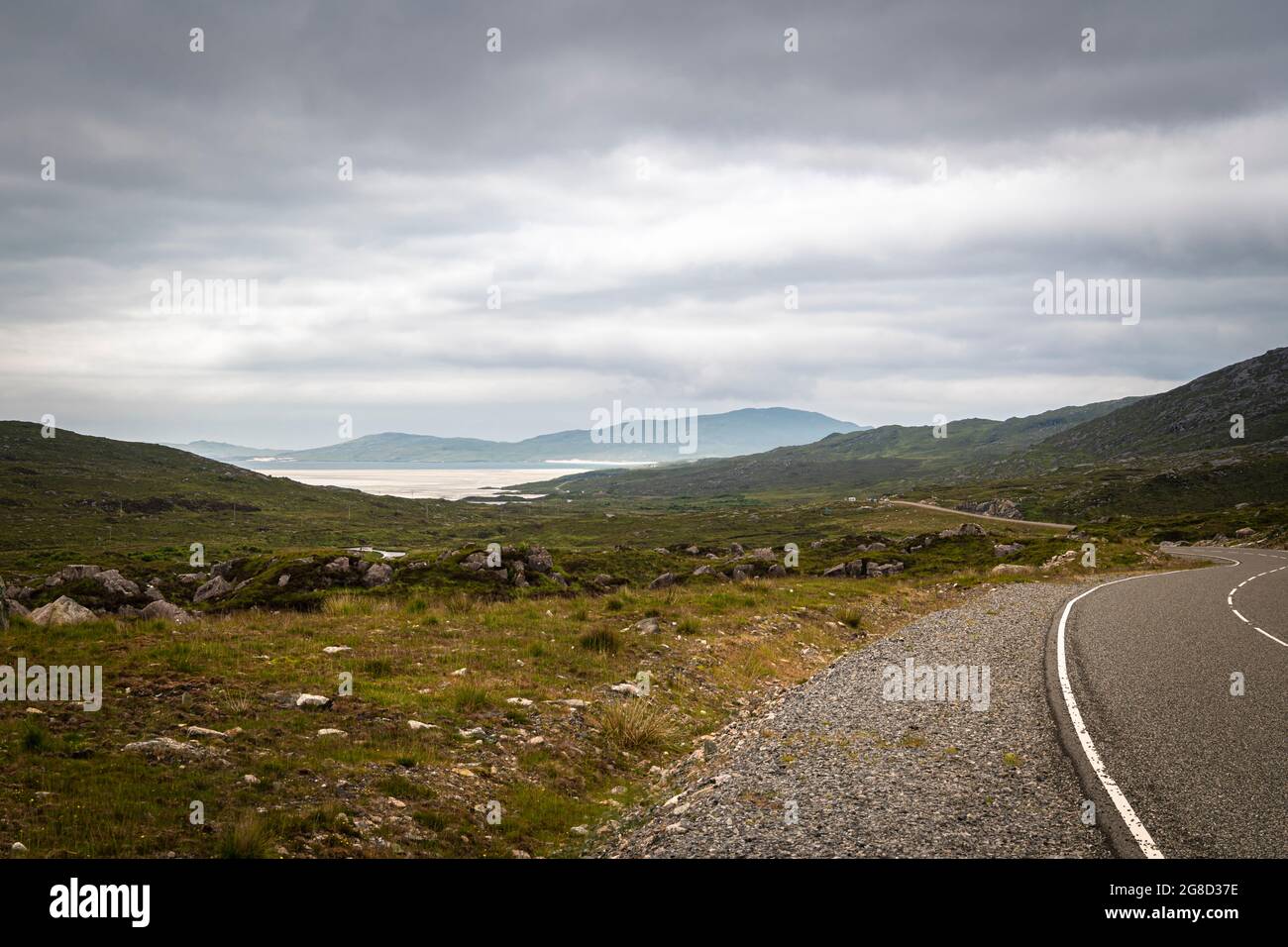 Un'immagine HDR di 3 riprese estive dell'A859, prima vista e strada di avvicinamento a Luskentire Beach, Isola di Harris, Western Isles, Scozia. 29 giugno 2021 Foto Stock