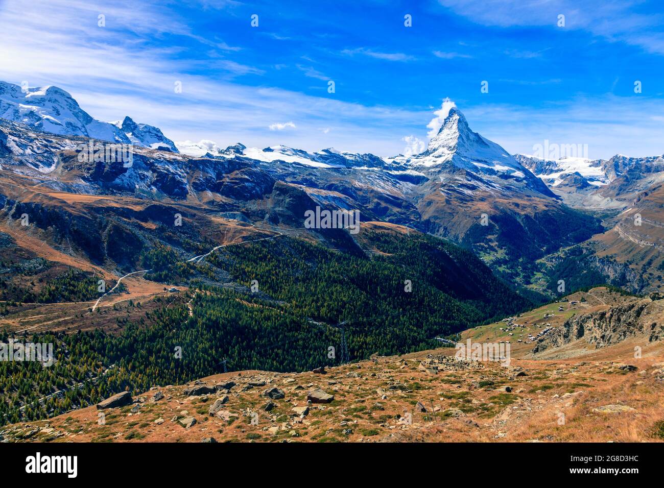 Vista panoramica della famosa vetta alpina del Cervino vicino alla località svizzera Città di Zermatt Foto Stock